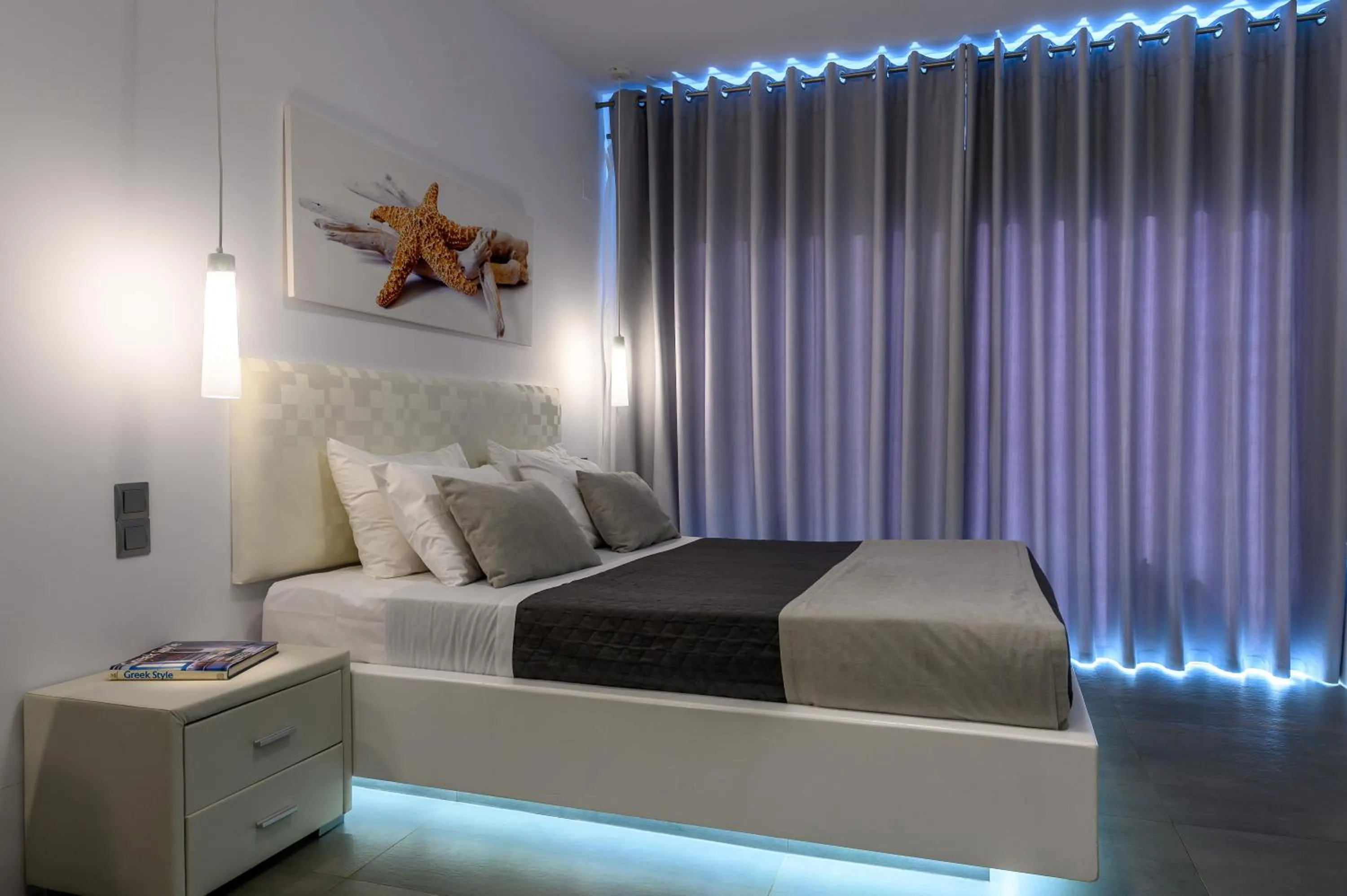 Bed in White Pearl