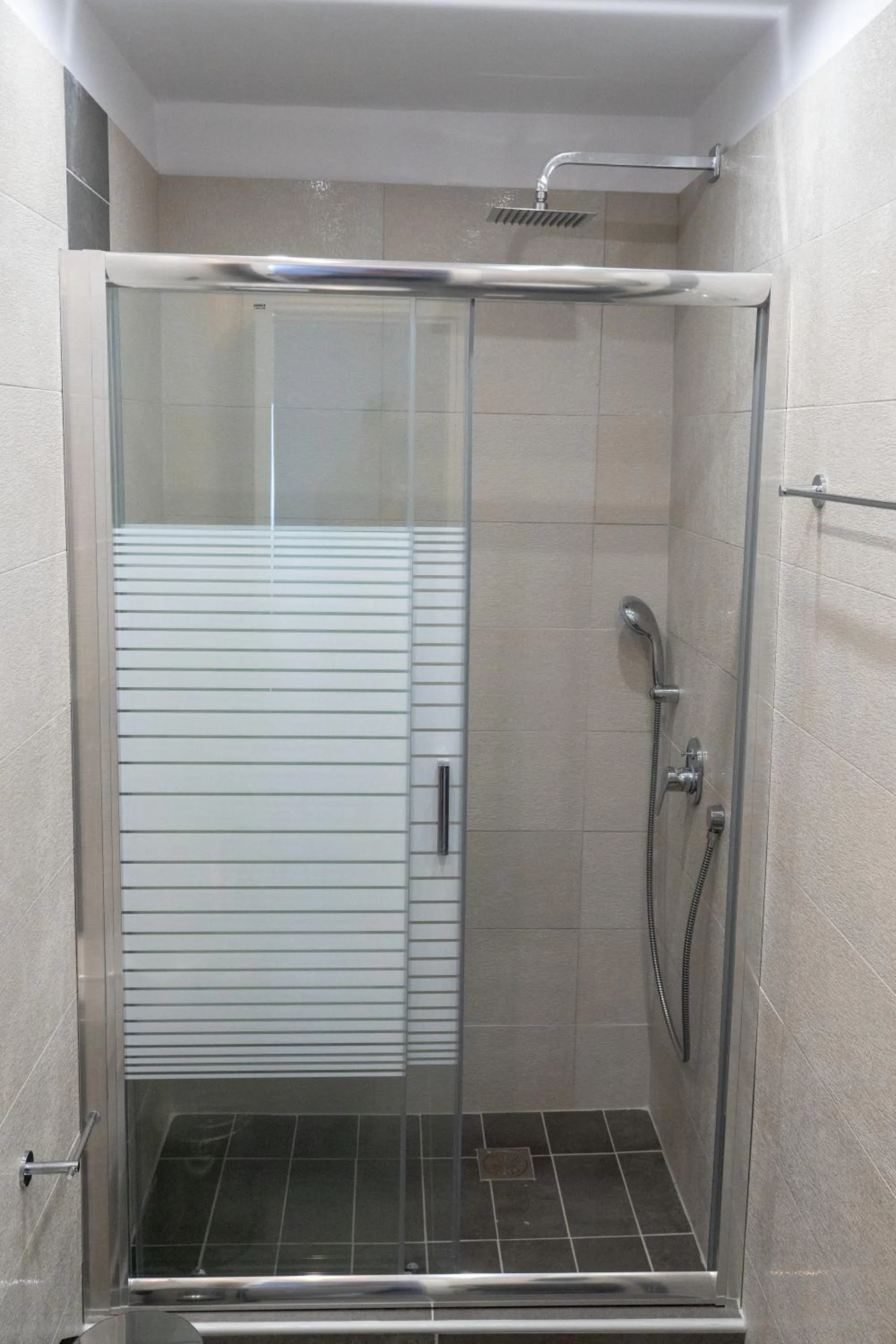 Shower in White Pearl