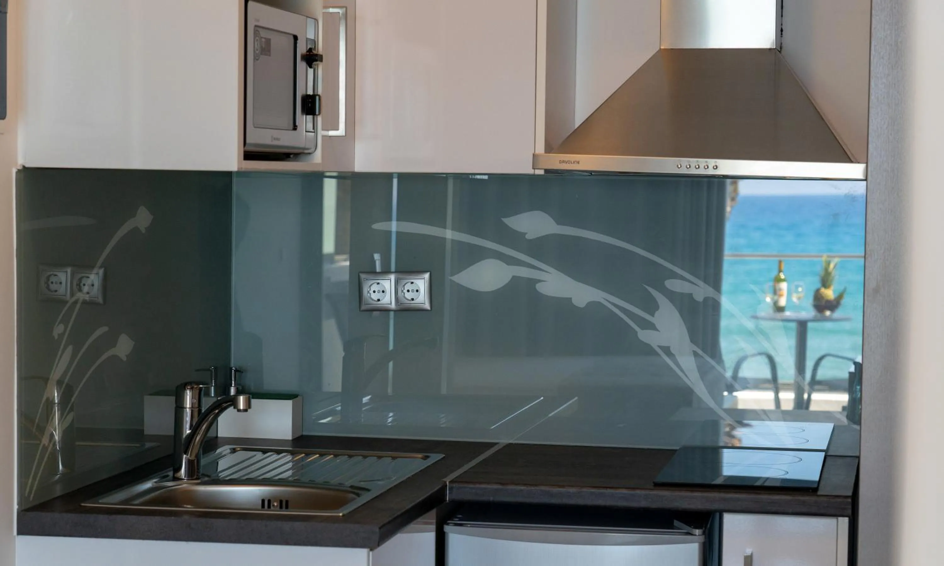 Kitchen or kitchenette in White Pearl