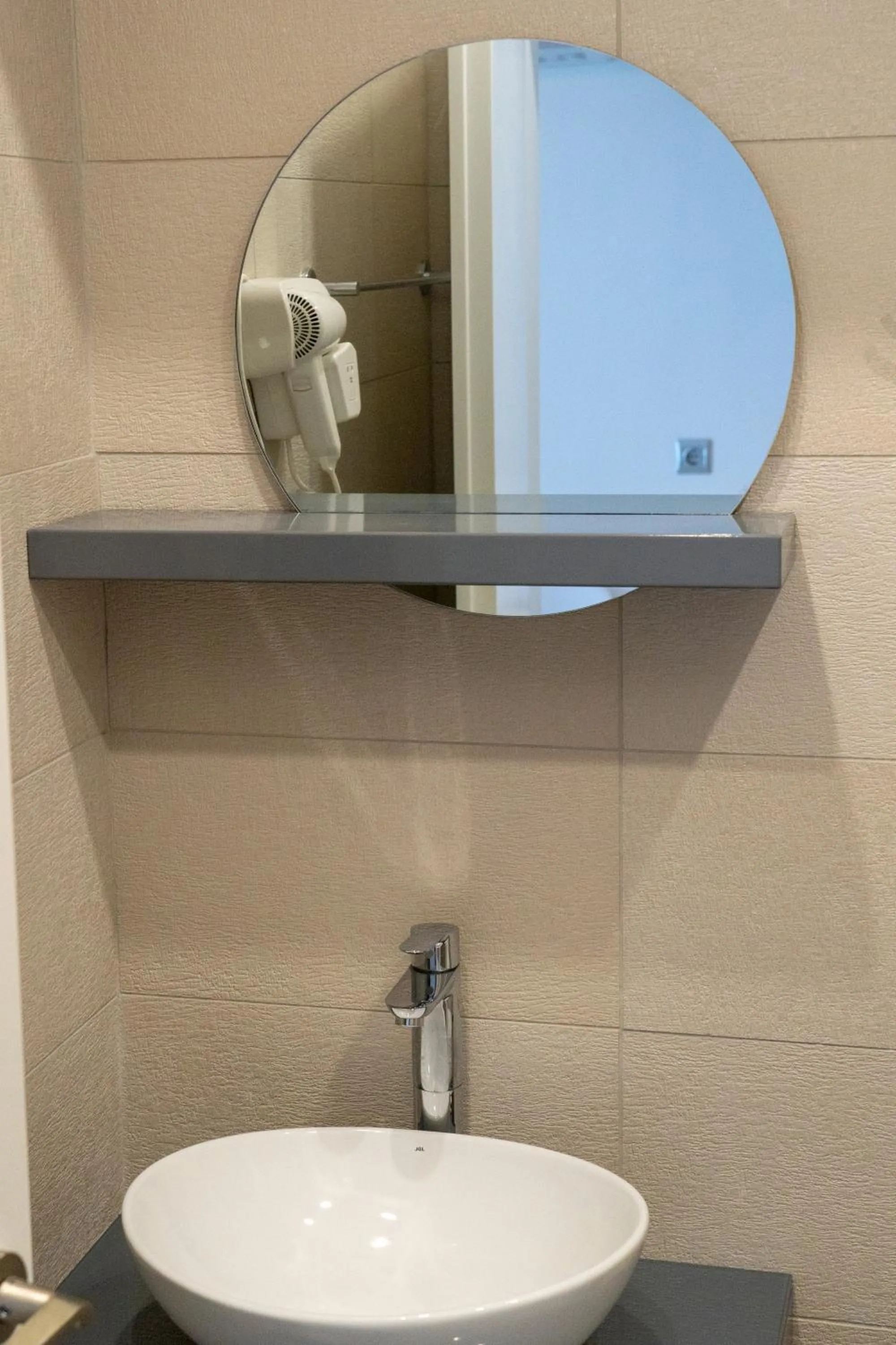Bathroom in White Pearl