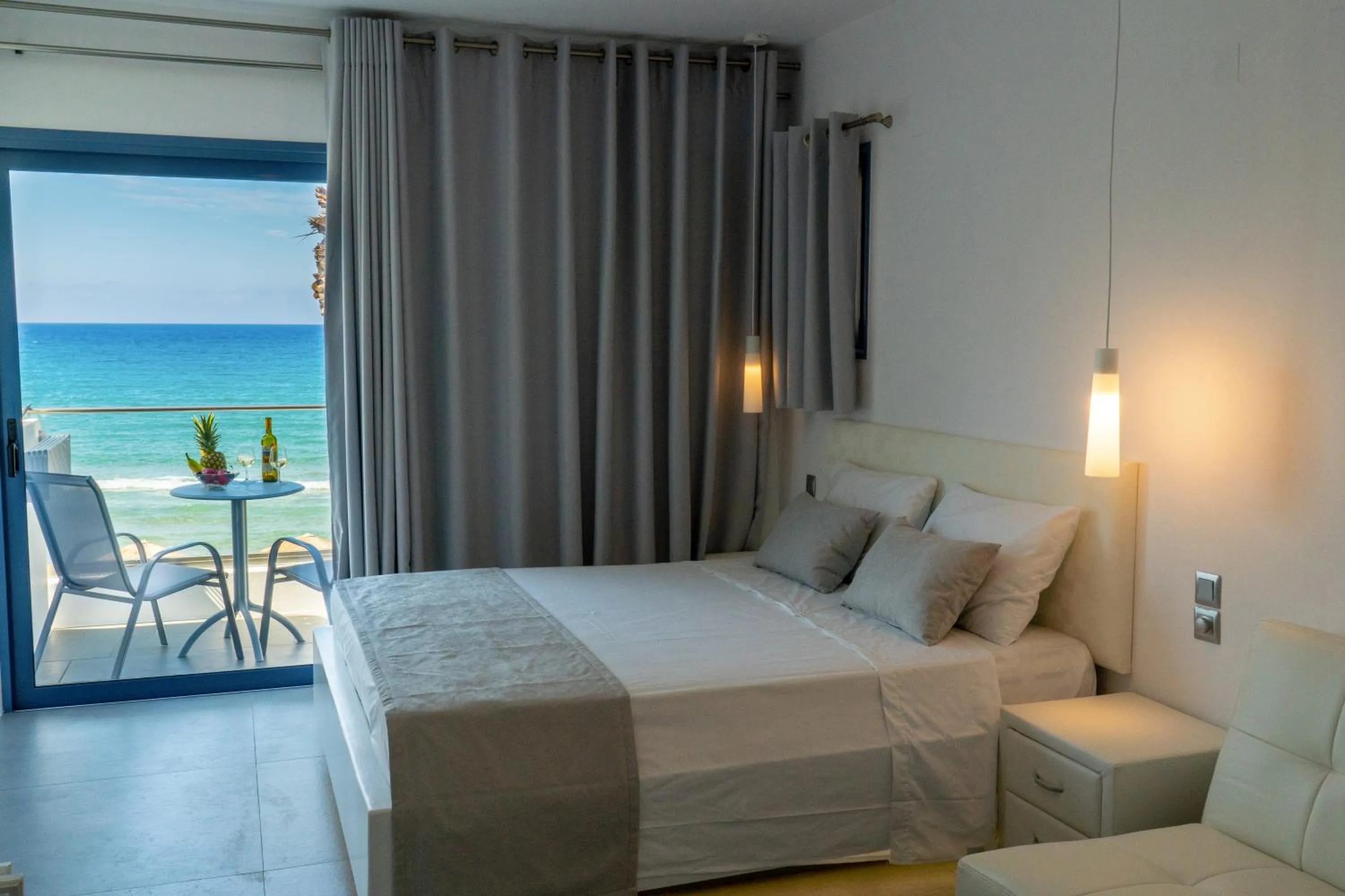 Bed in White Pearl