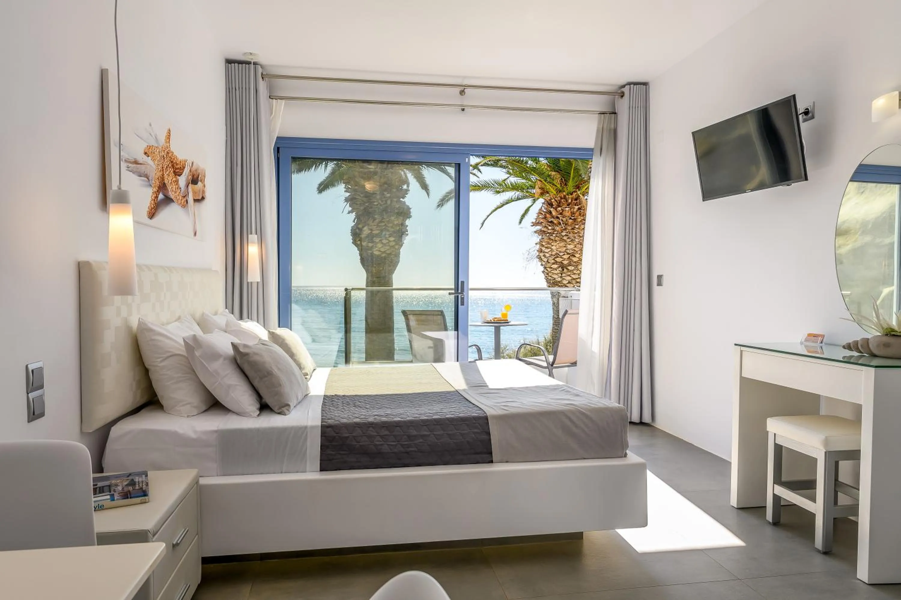 Bed in White Pearl