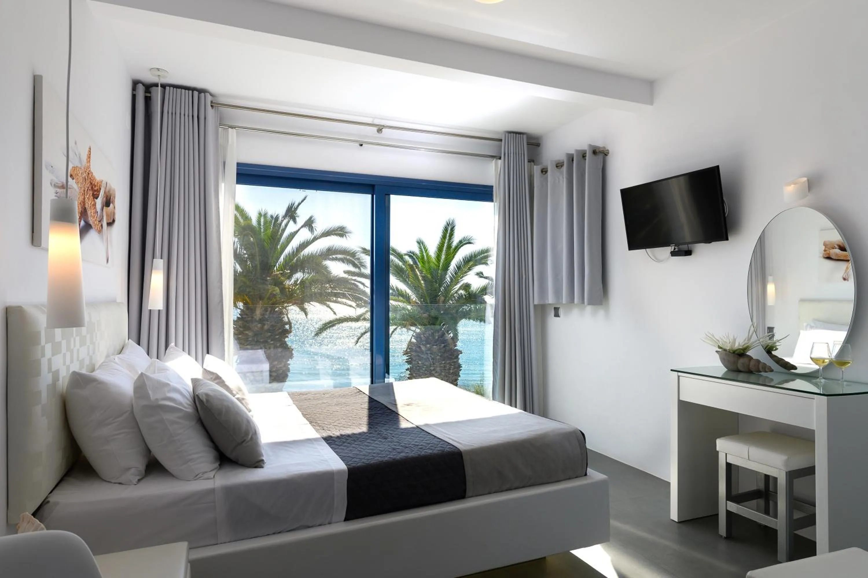 Bed in White Pearl
