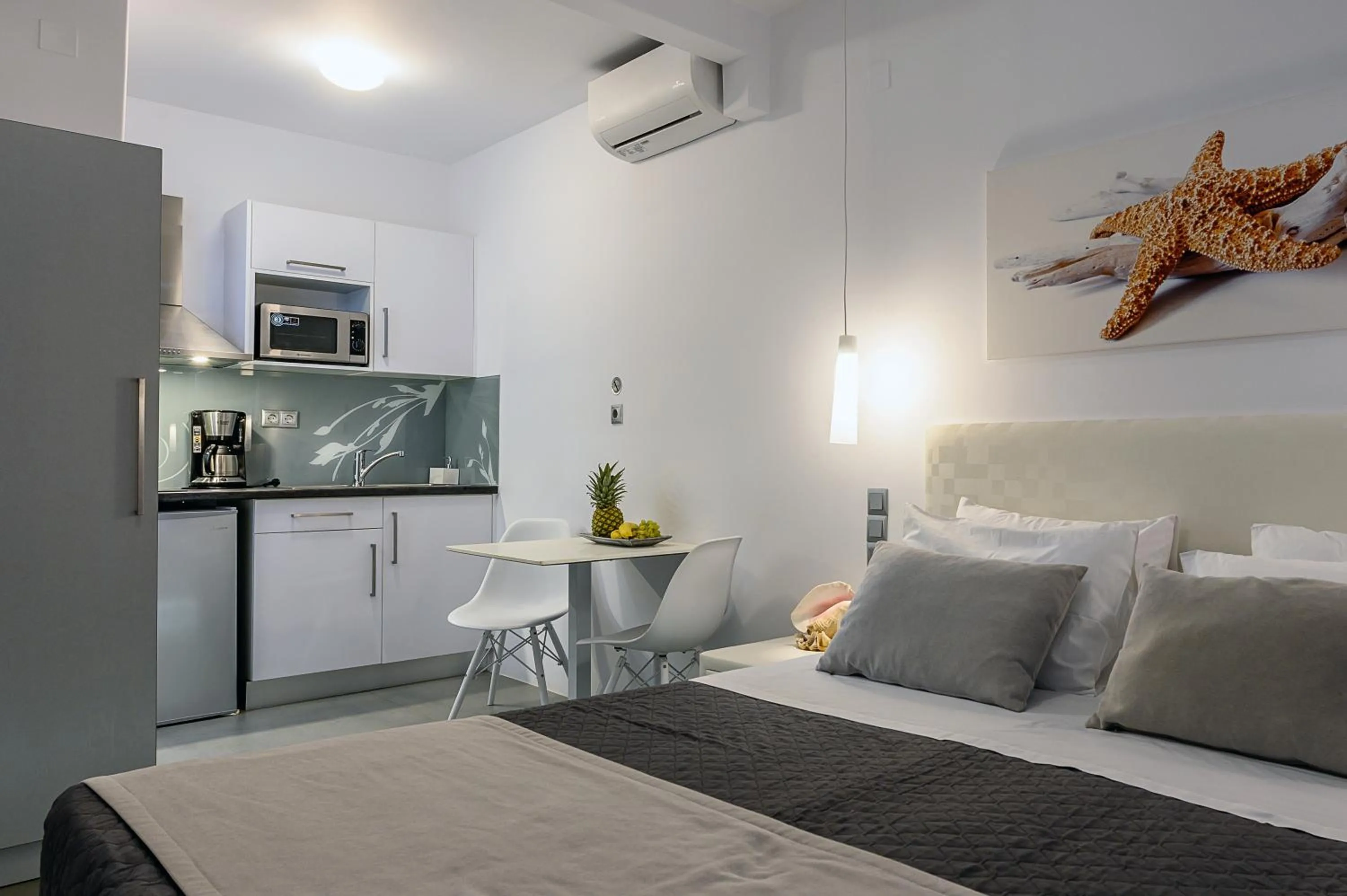 Photo of the whole room, Bed in White Pearl