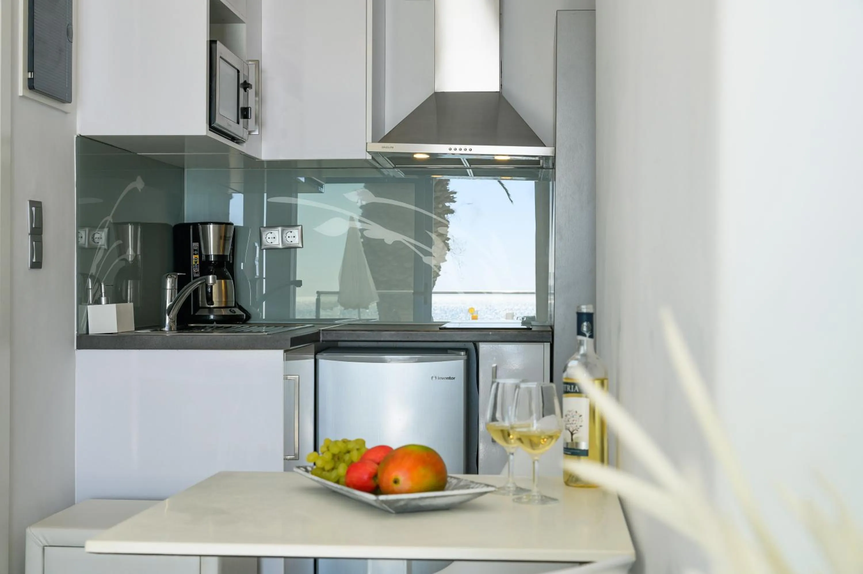 Kitchen or kitchenette in White Pearl