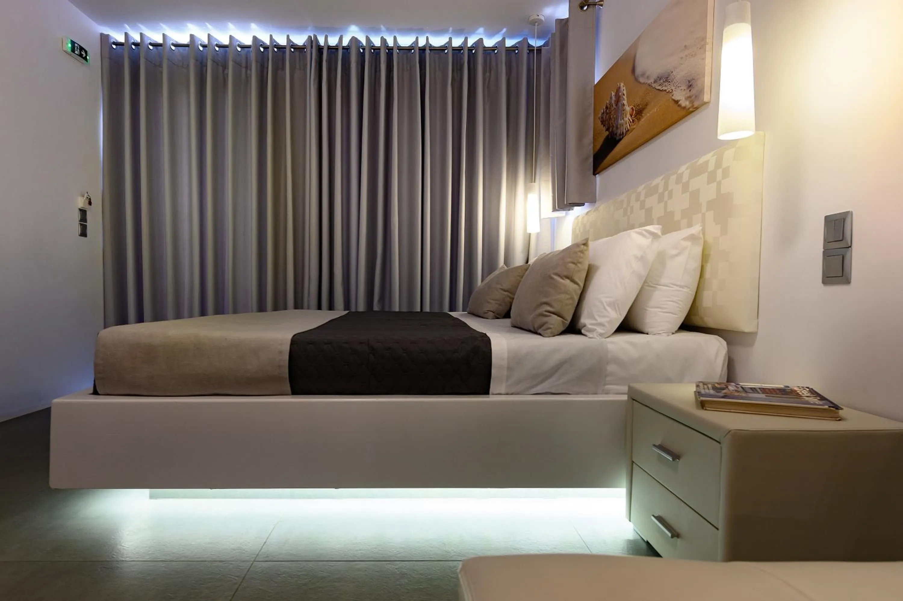 Bedroom, Bed in White Pearl