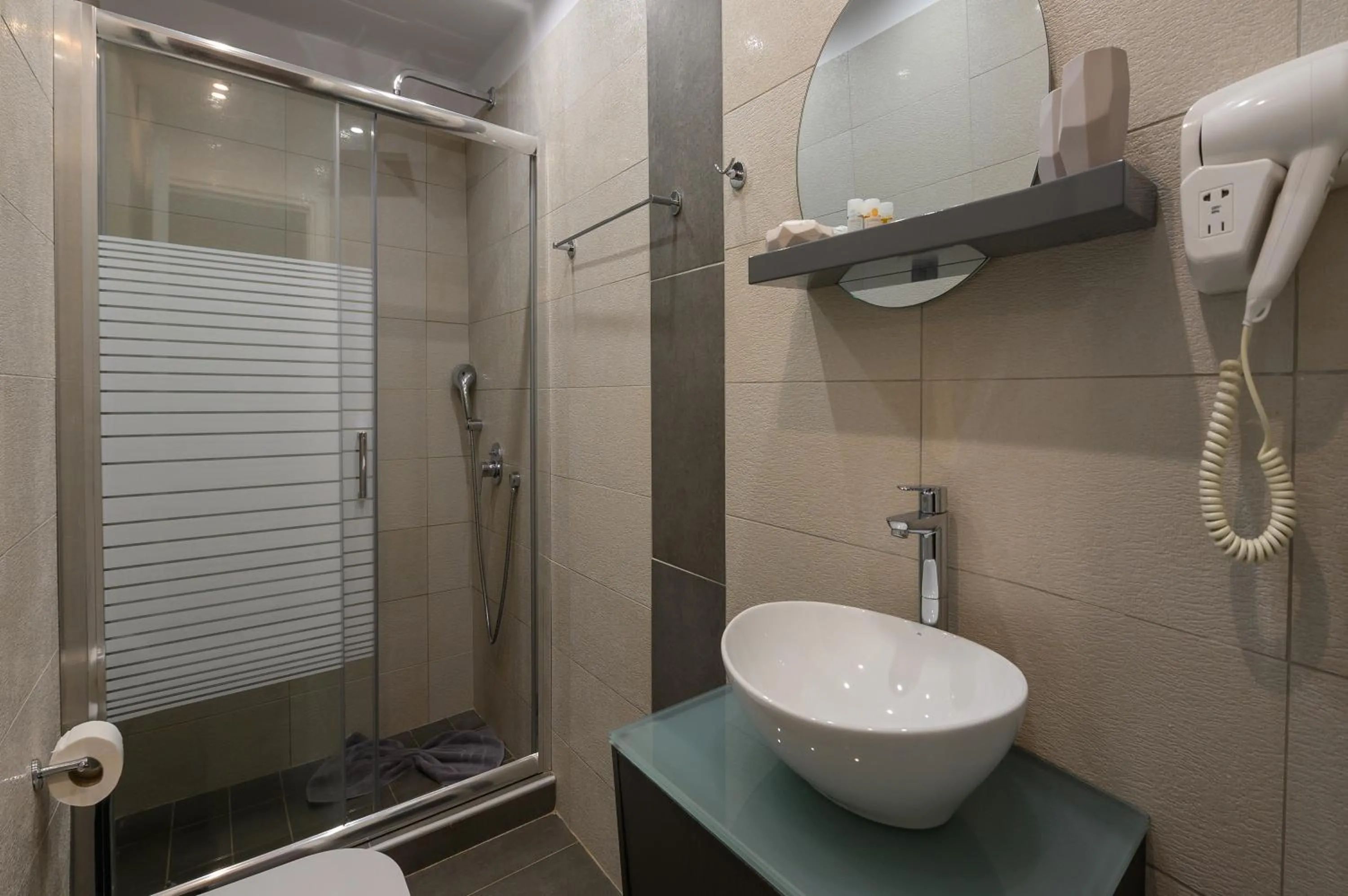 Bathroom in White Pearl