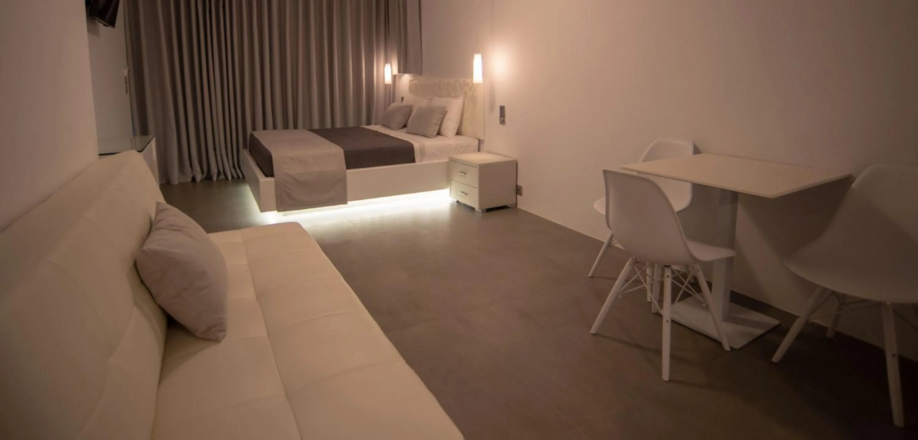 Seating area, Bed in White Pearl