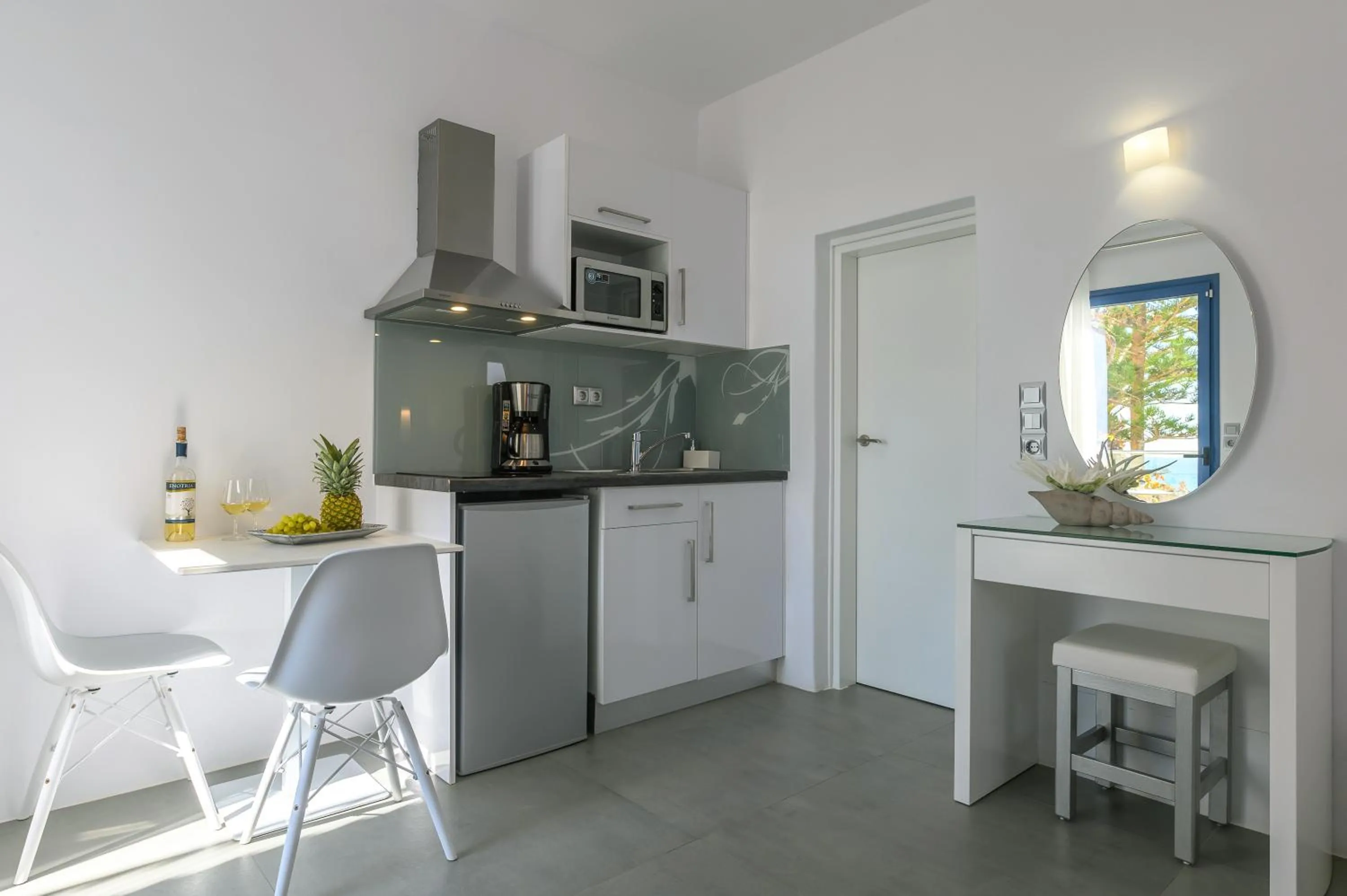 Kitchen or kitchenette in White Pearl