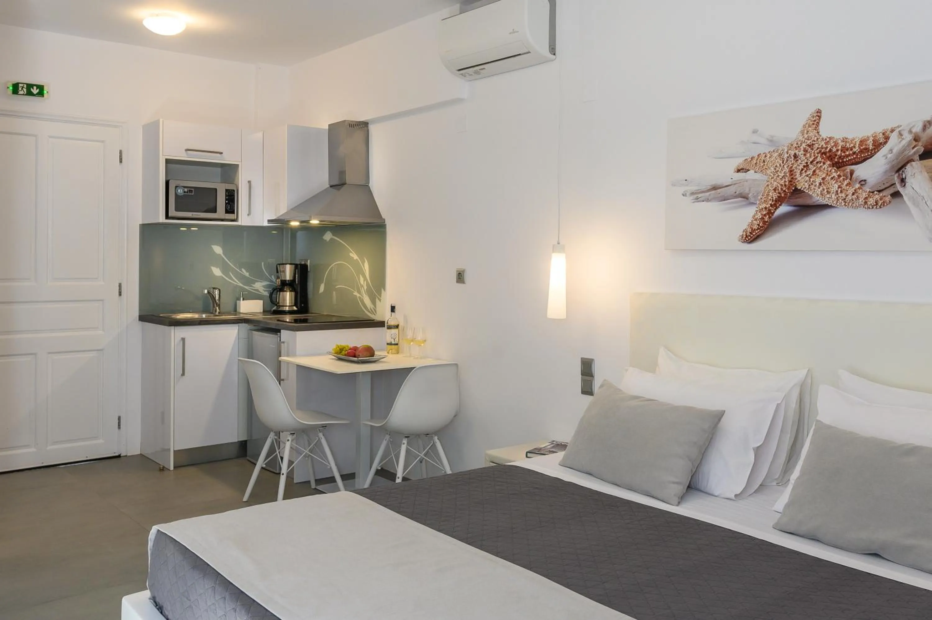 Kitchen or kitchenette in White Pearl