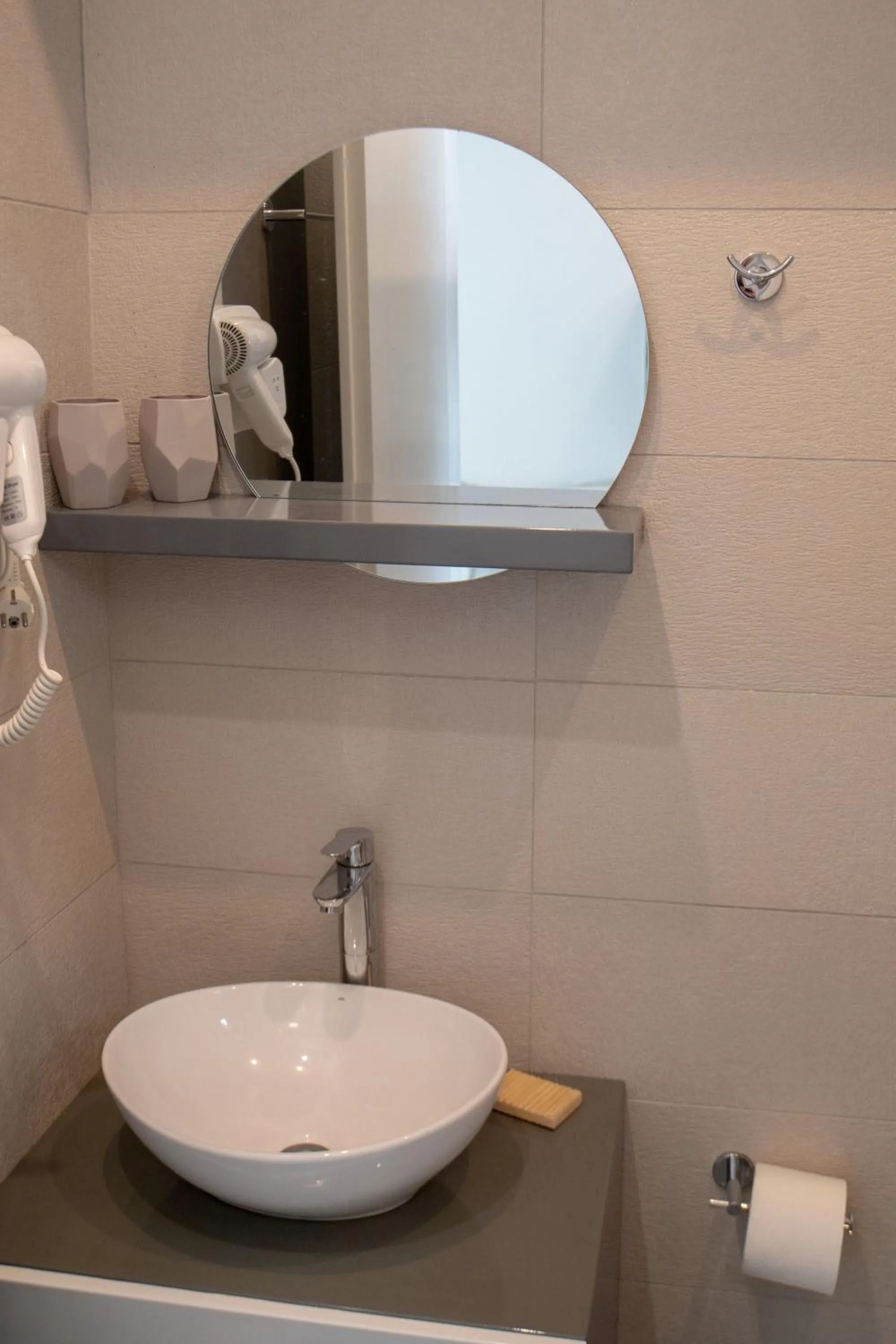 Bathroom in White Pearl