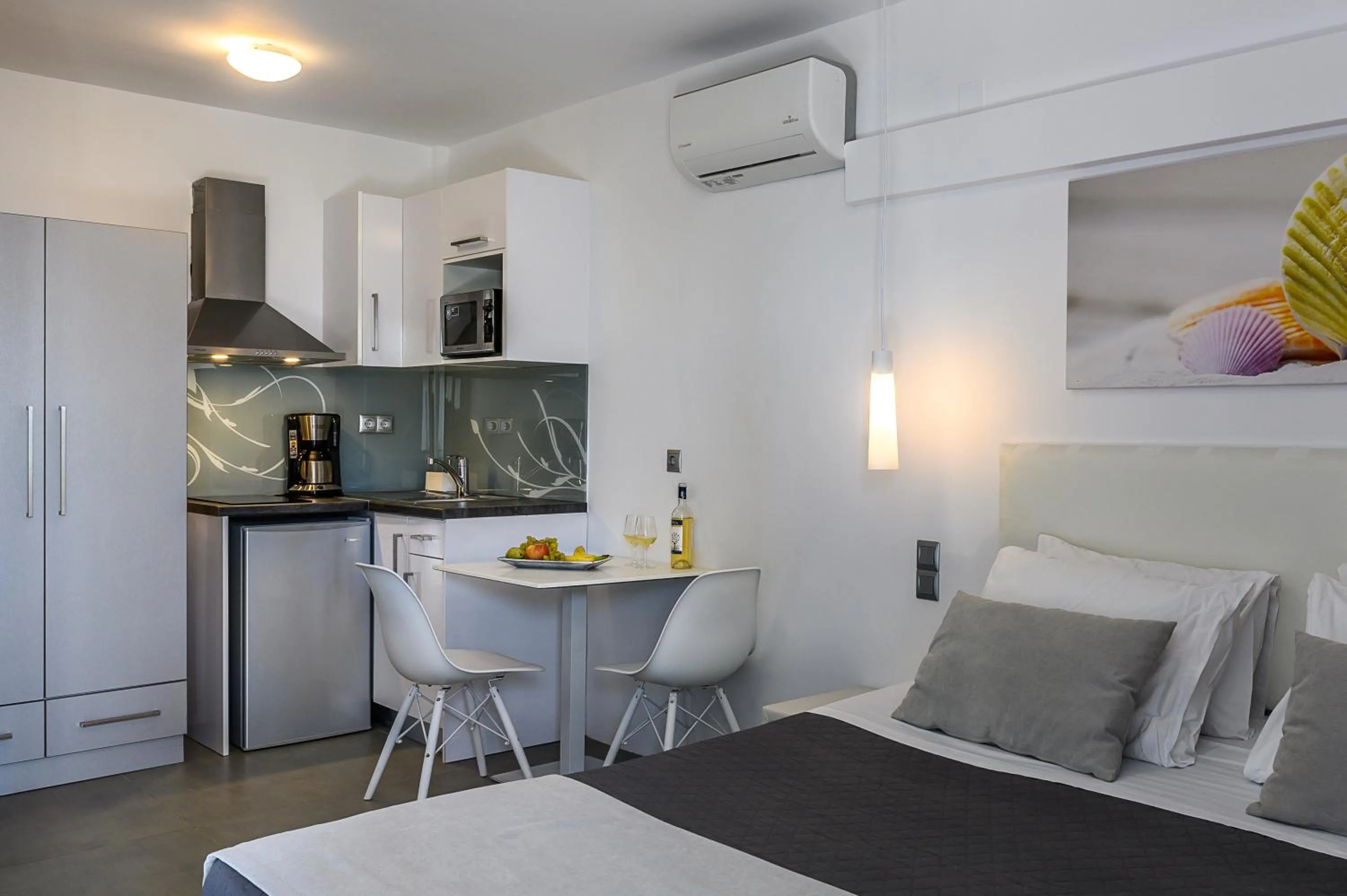 Dining area, Bed in White Pearl