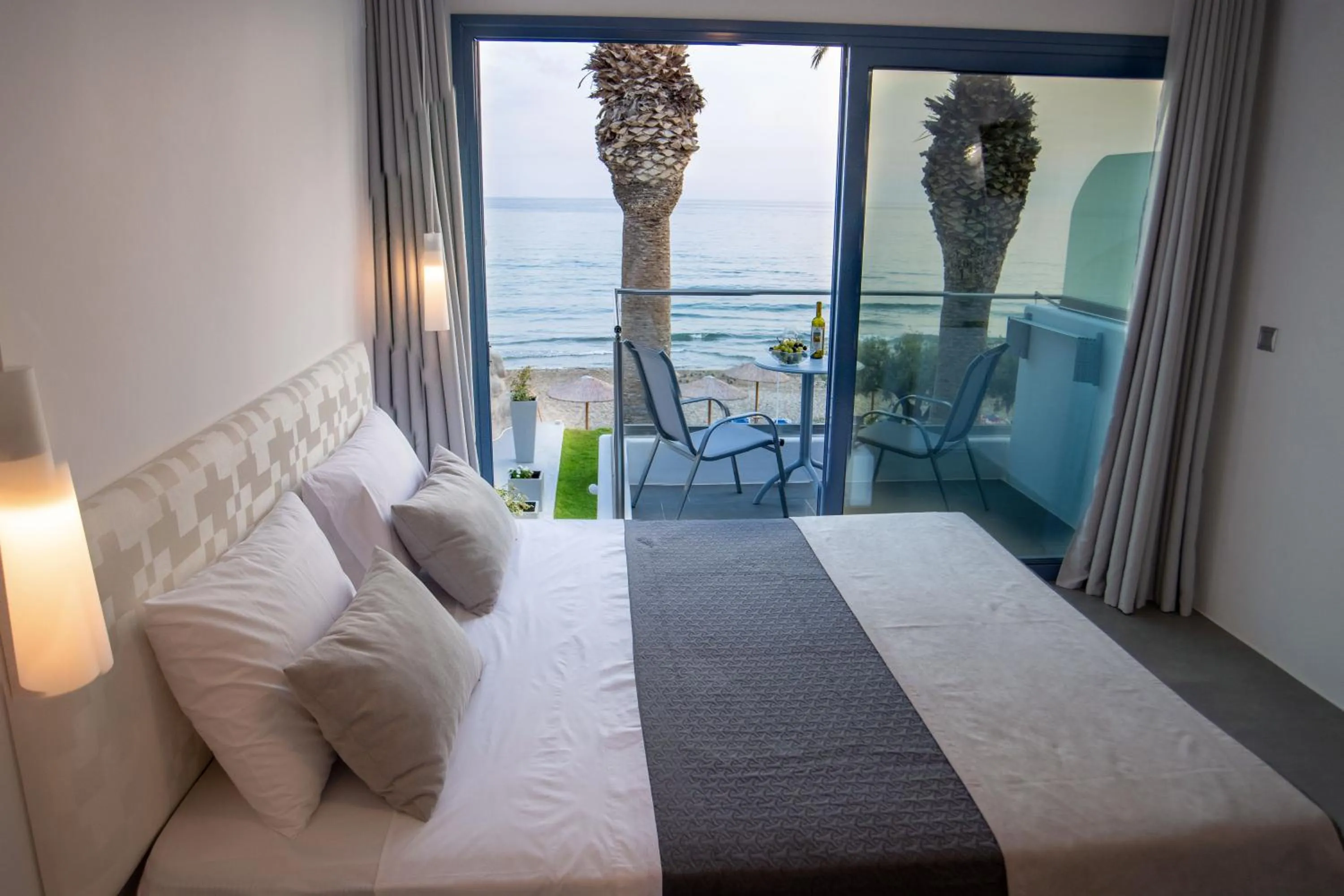 Bed in White Pearl