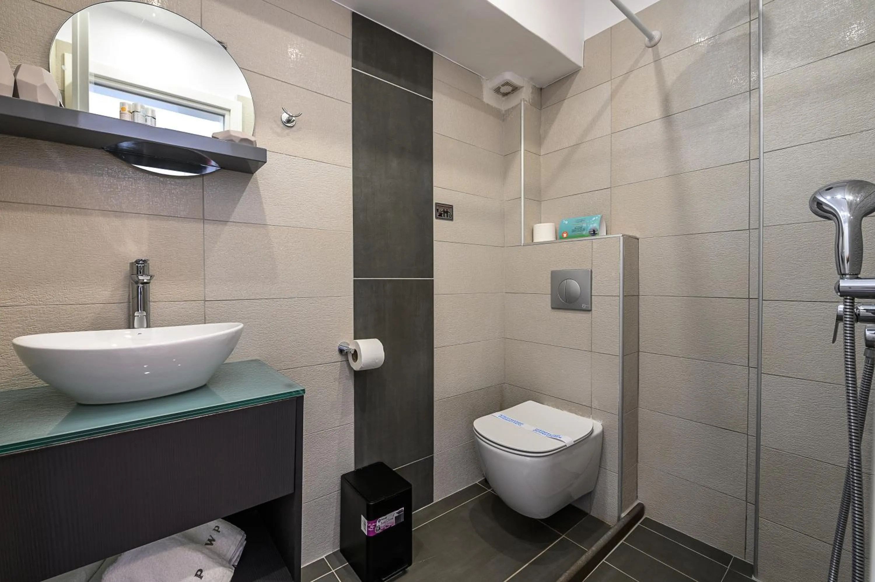 Bathroom in White Pearl