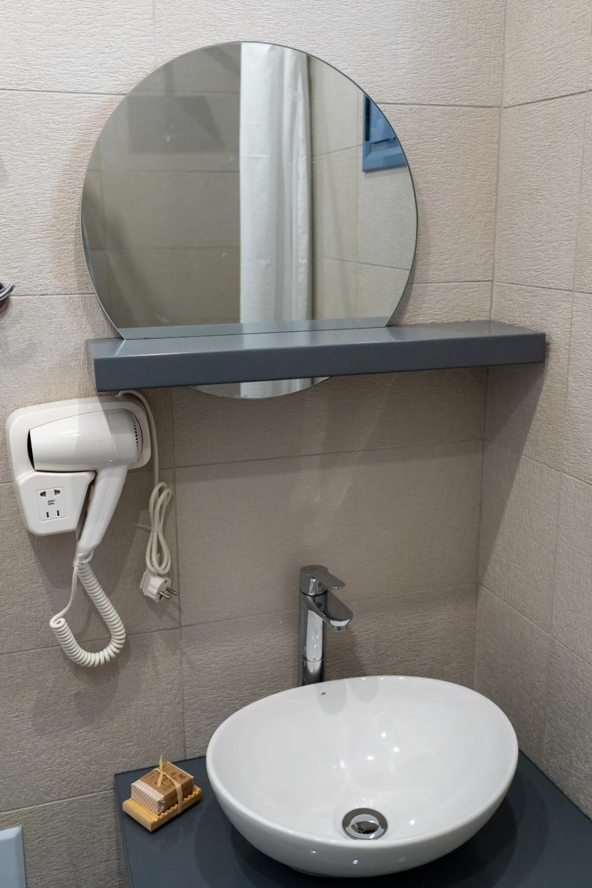 Bathroom in White Pearl