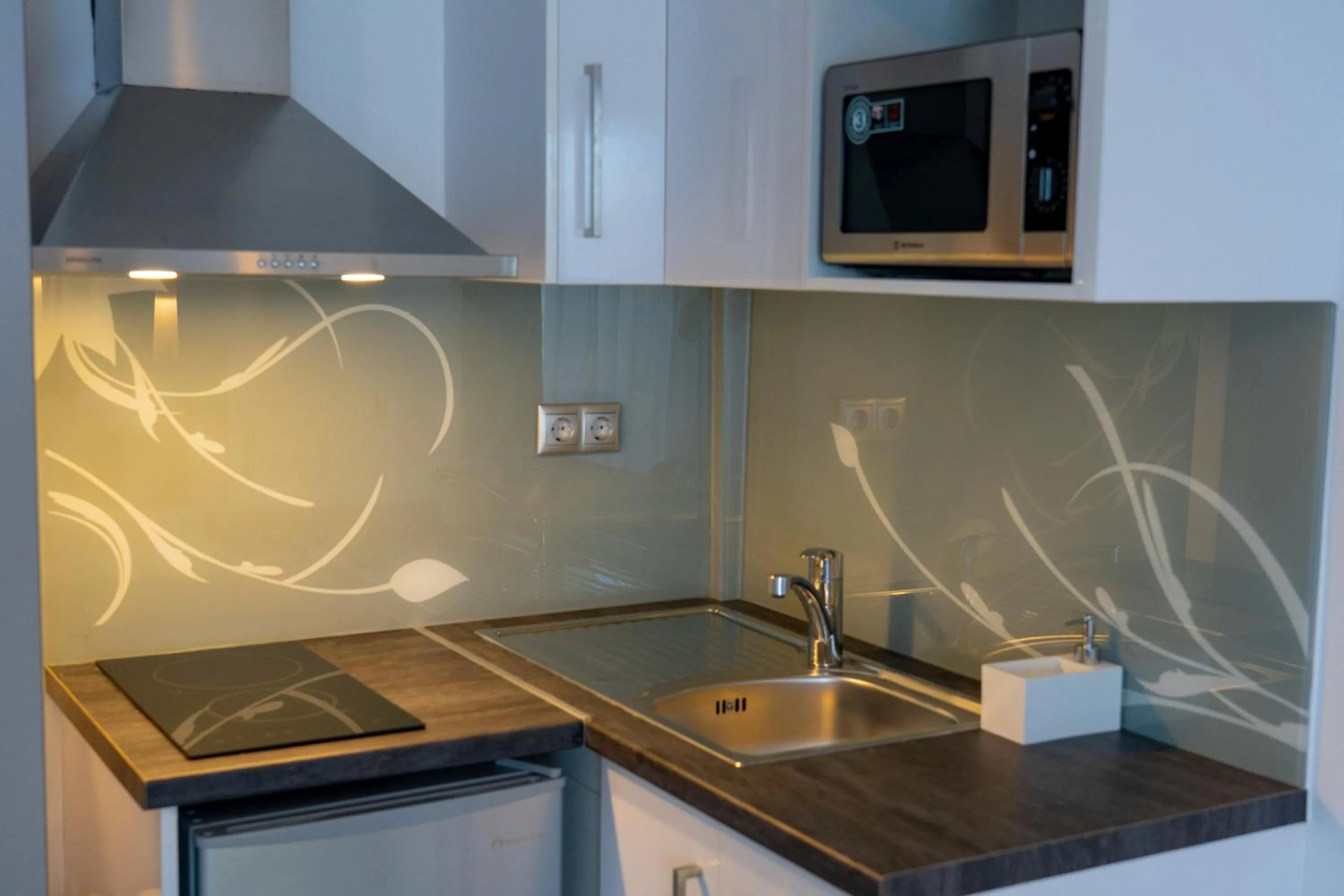 Kitchen or kitchenette in White Pearl