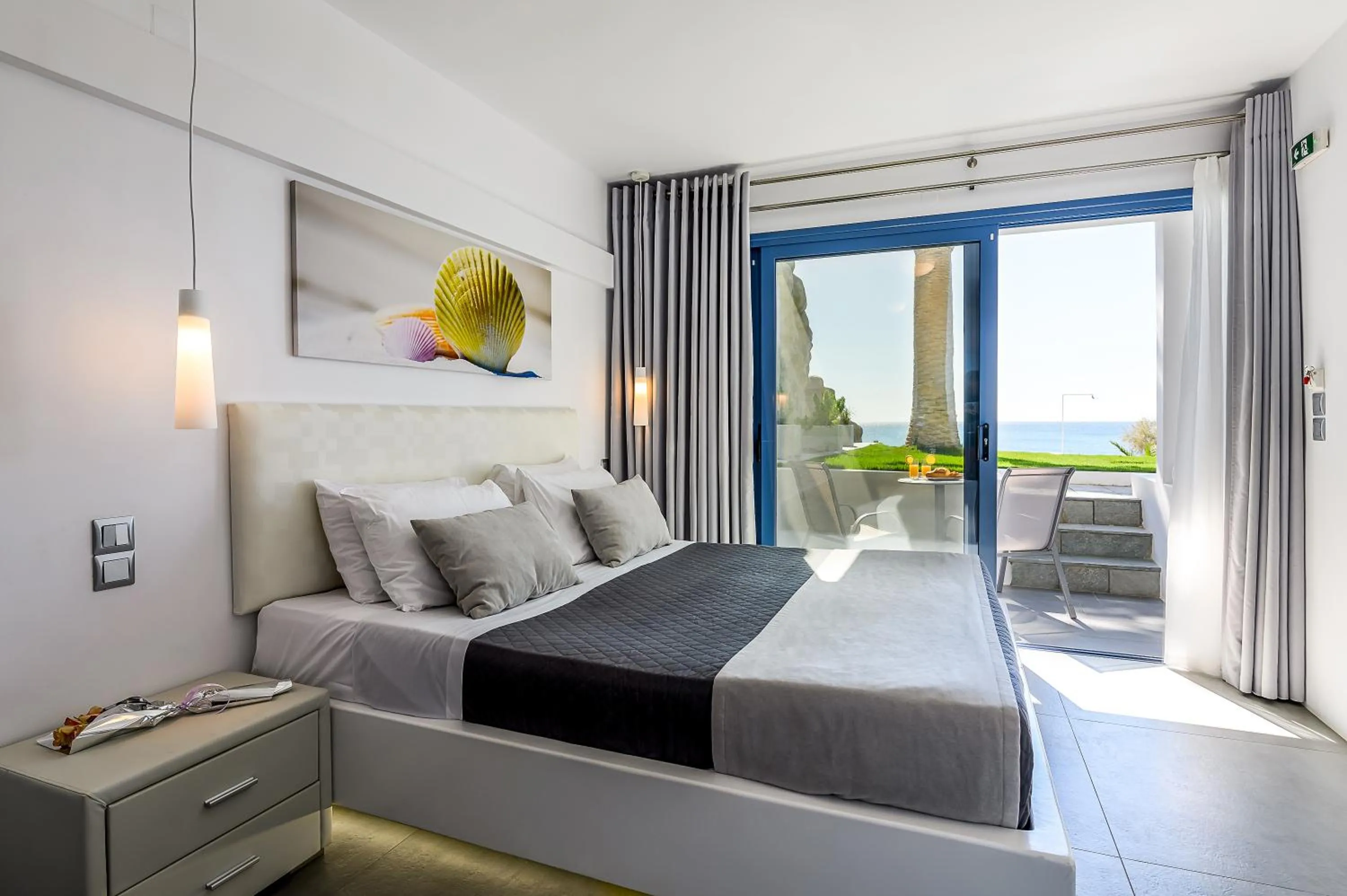 Day, Bed in White Pearl