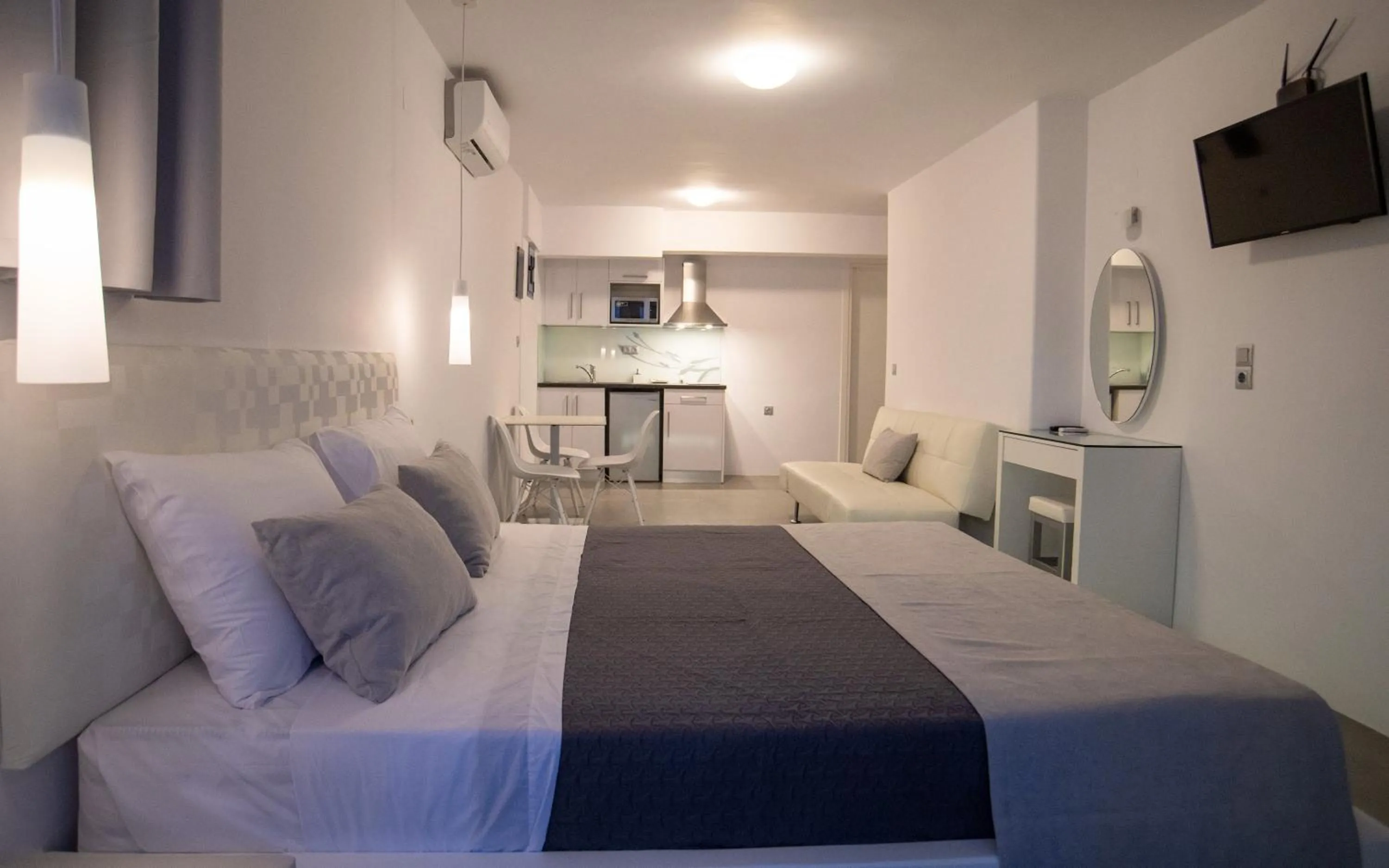 Photo of the whole room, Bed in White Pearl