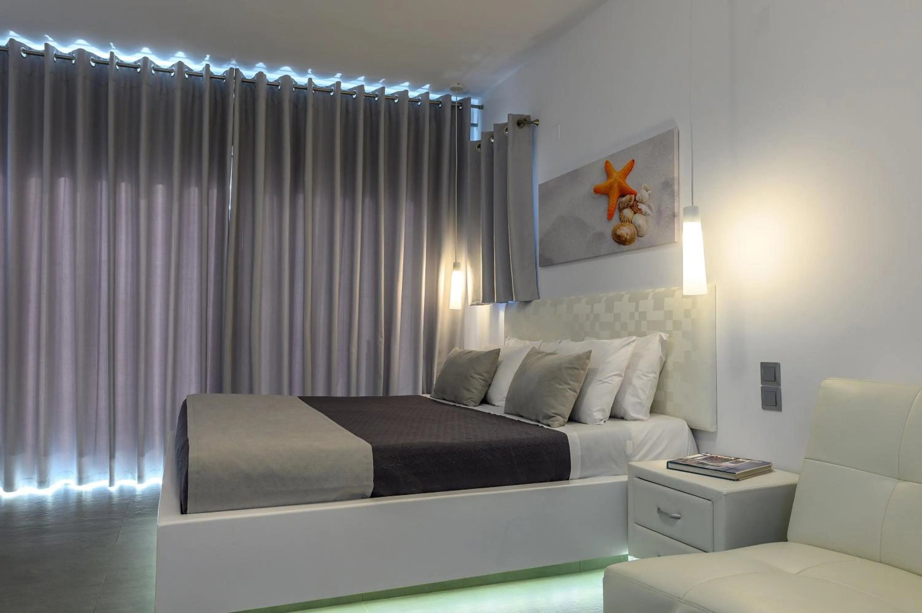 Bed in White Pearl