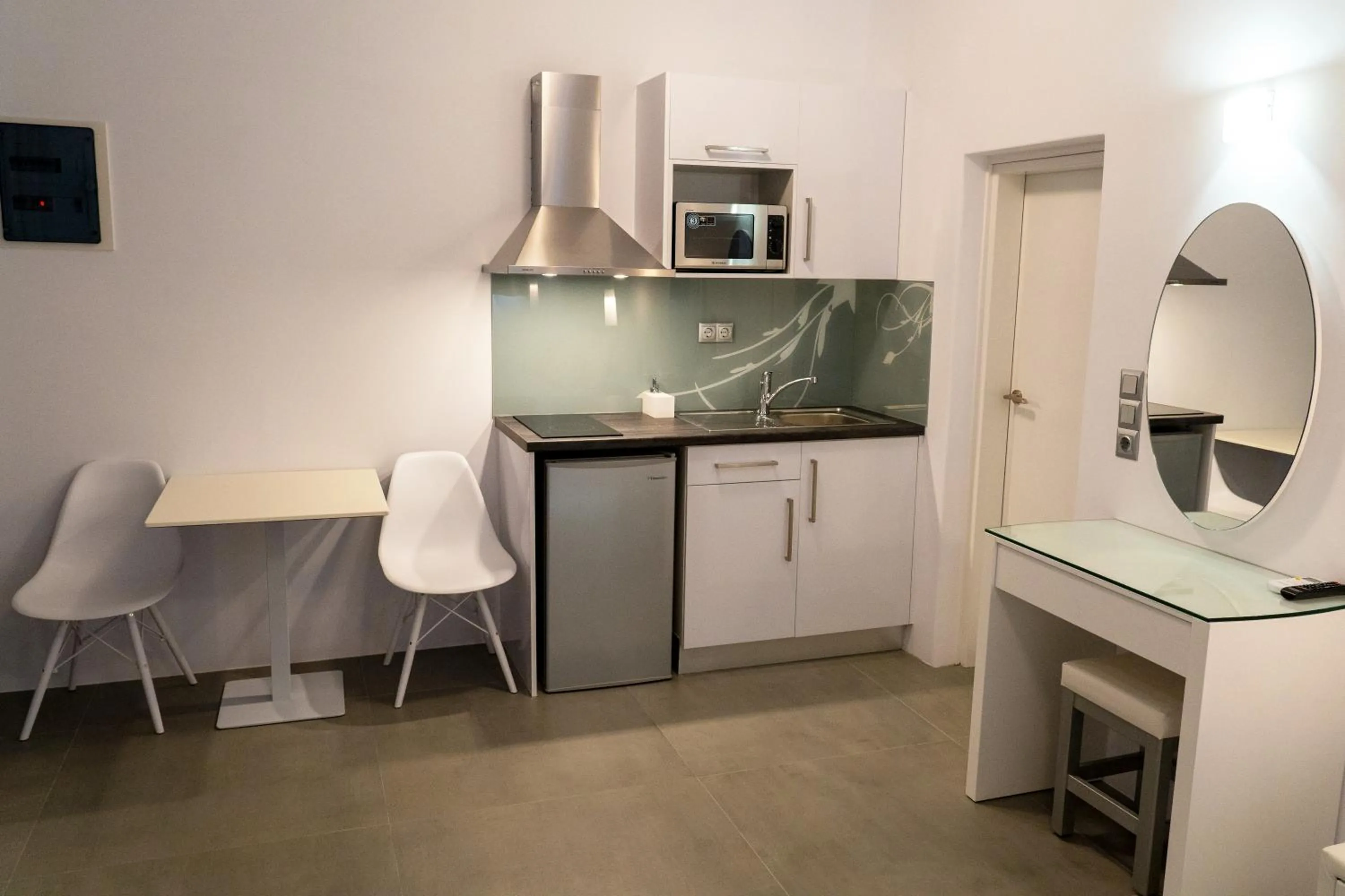 Kitchen or kitchenette in White Pearl