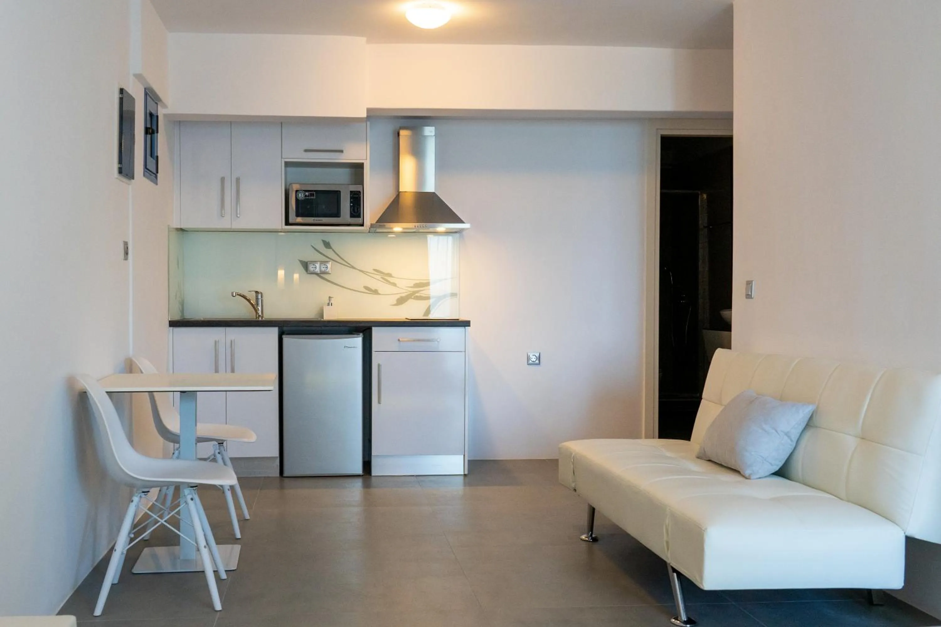 Dining area in White Pearl