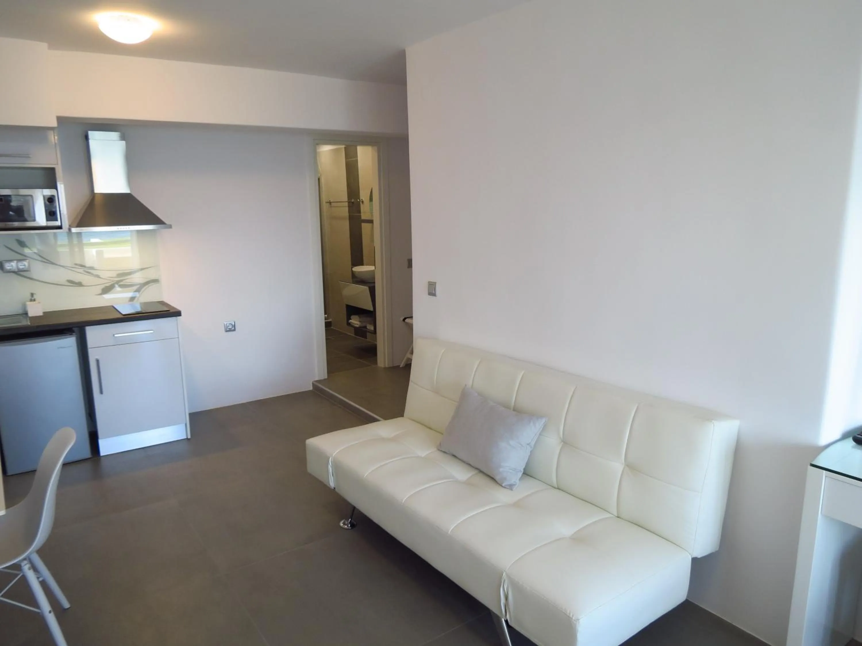 Seating area in White Pearl