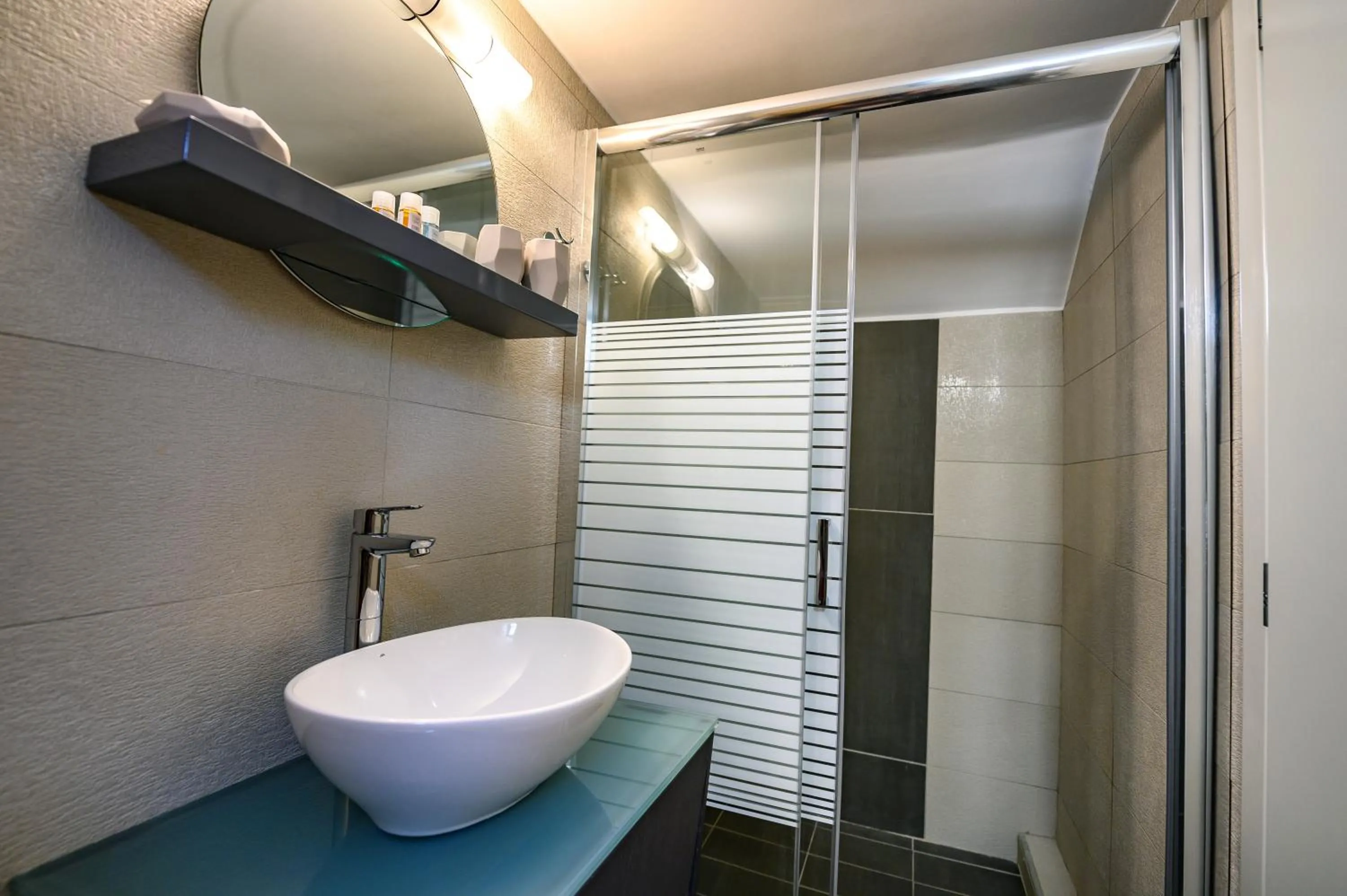 Bathroom in White Pearl