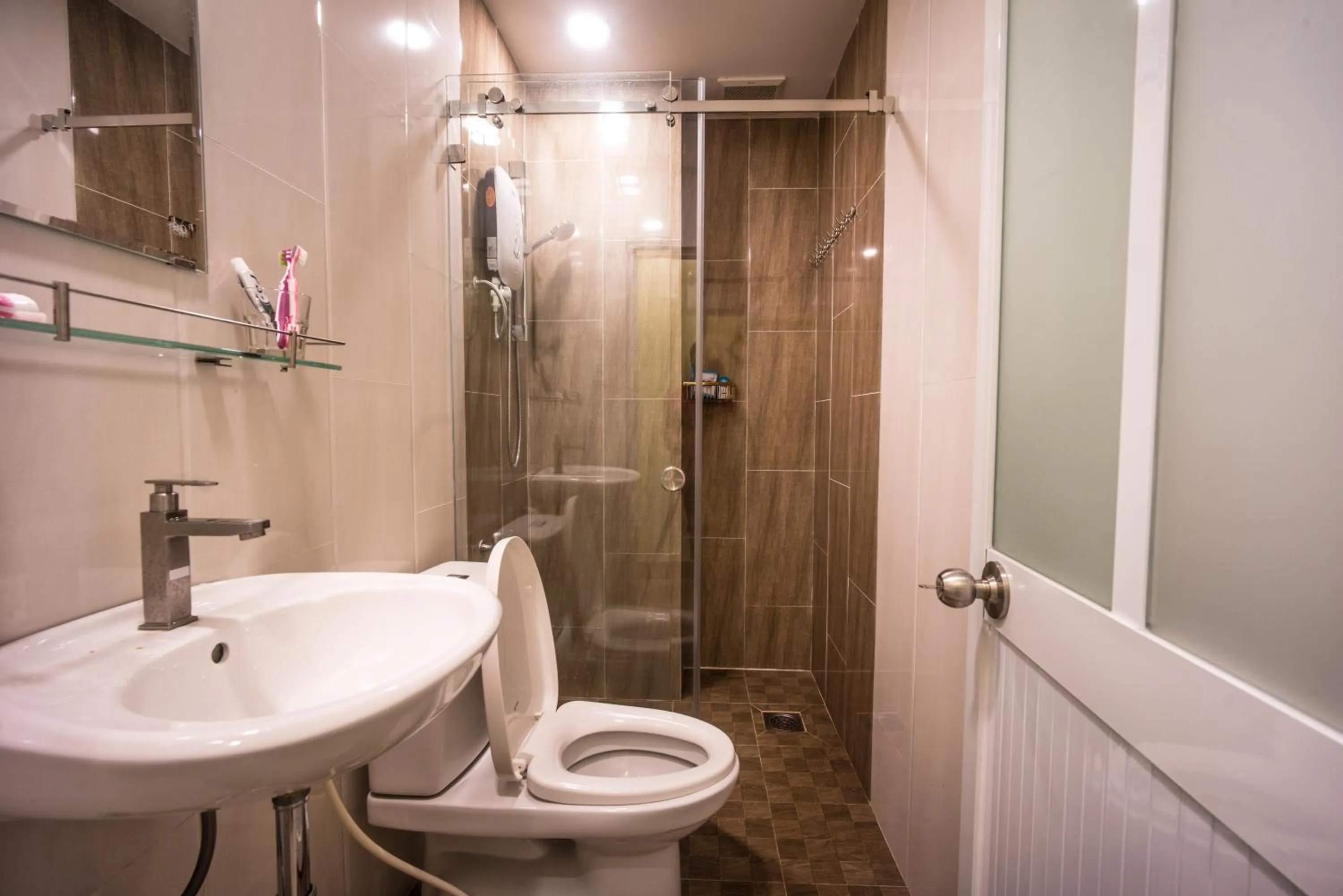 Shower in Language Exchange Hostel 1