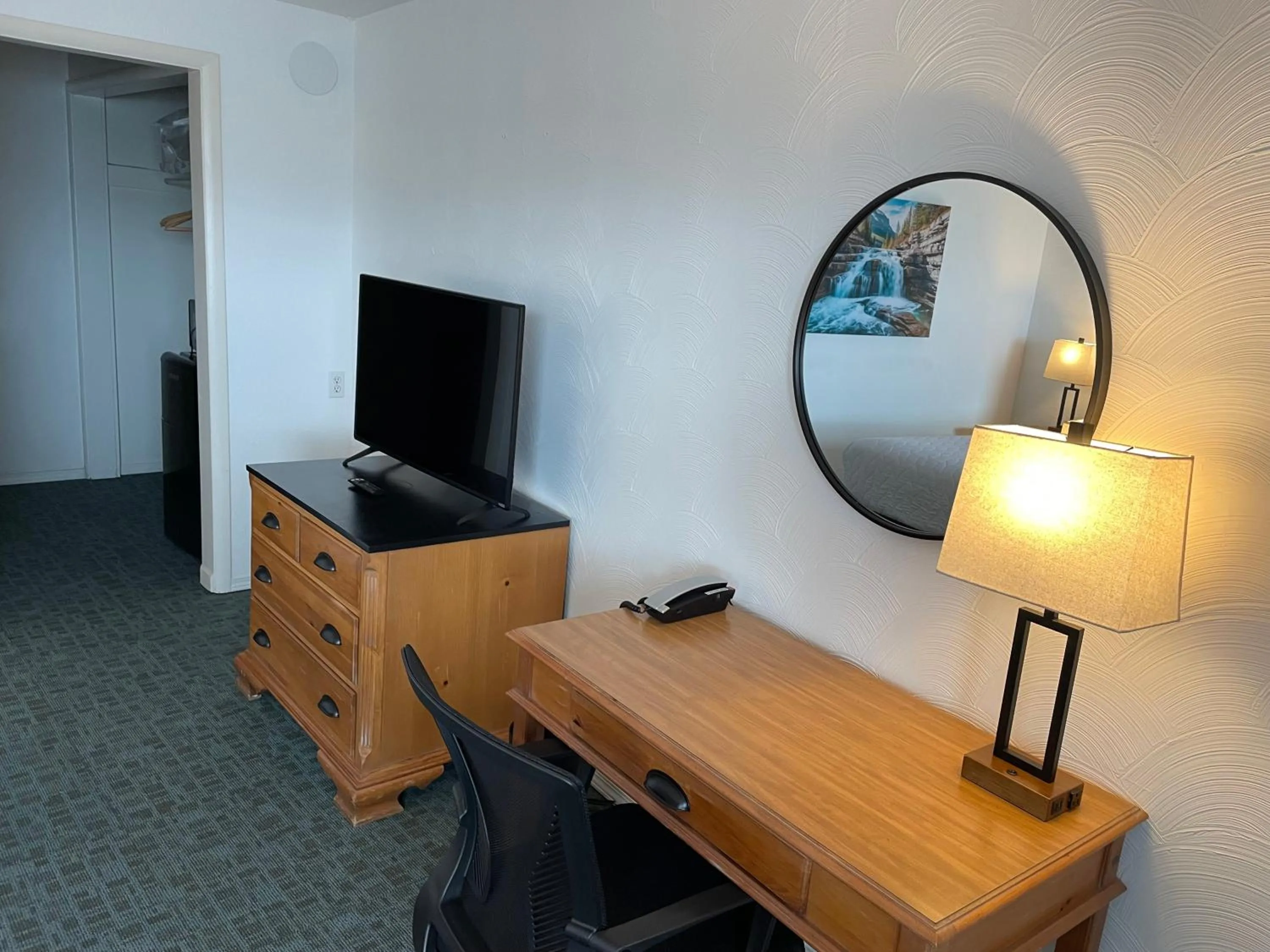 TV and multimedia in Americas Best Value Inn Polson