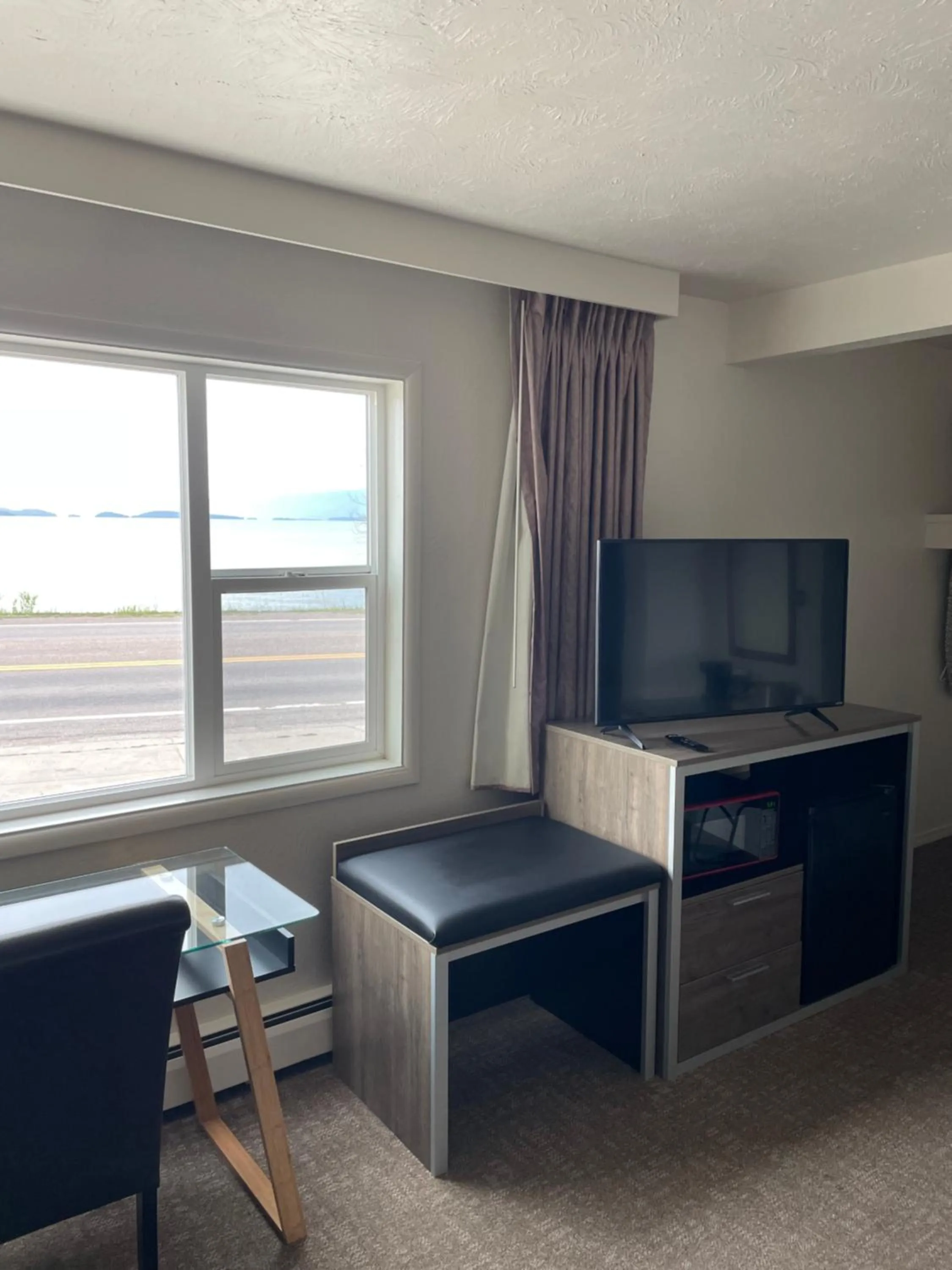 TV and multimedia in Americas Best Value Inn Polson