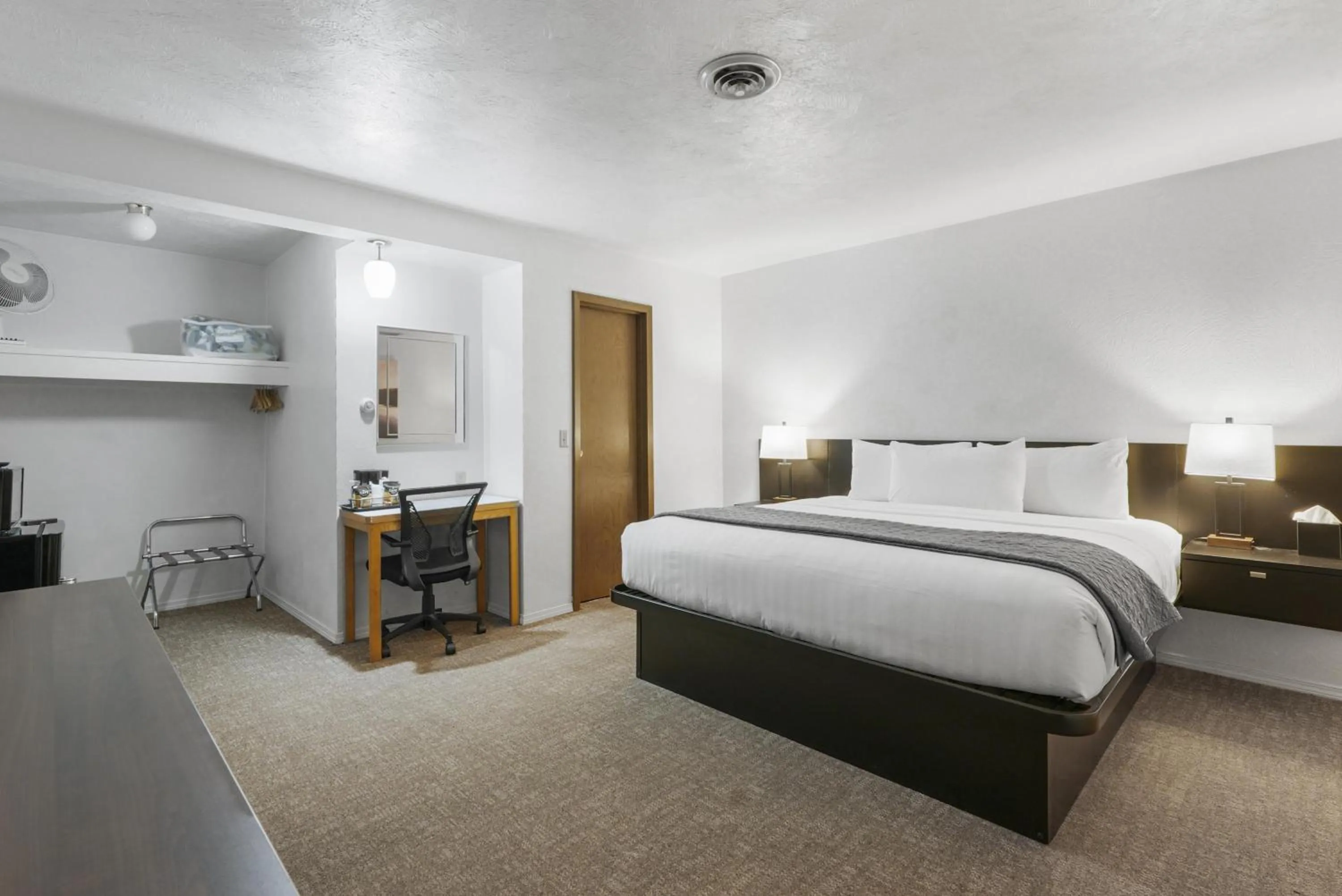 Bedroom in Americas Best Value Inn Polson