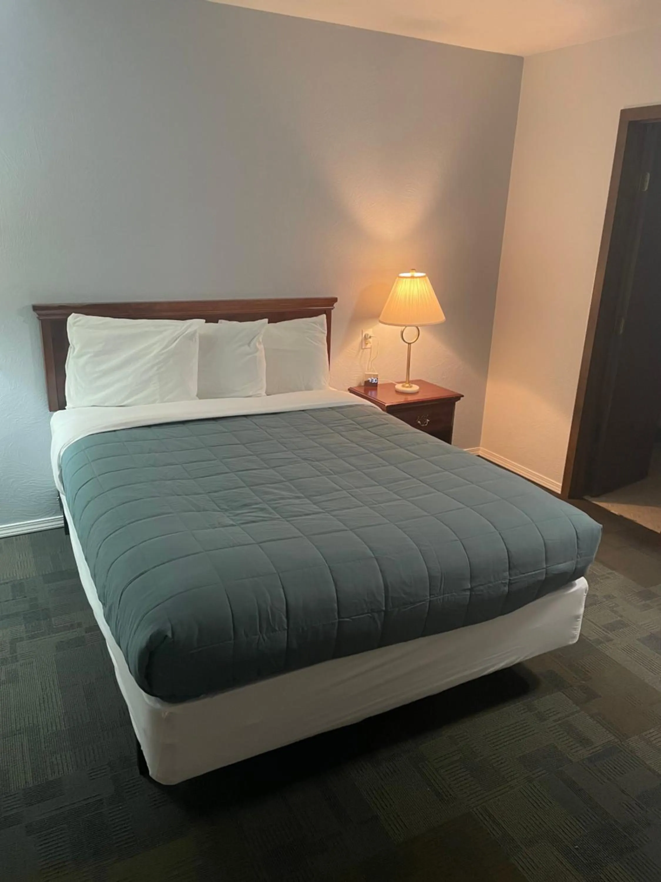 Bed in Americas Best Value Inn Polson