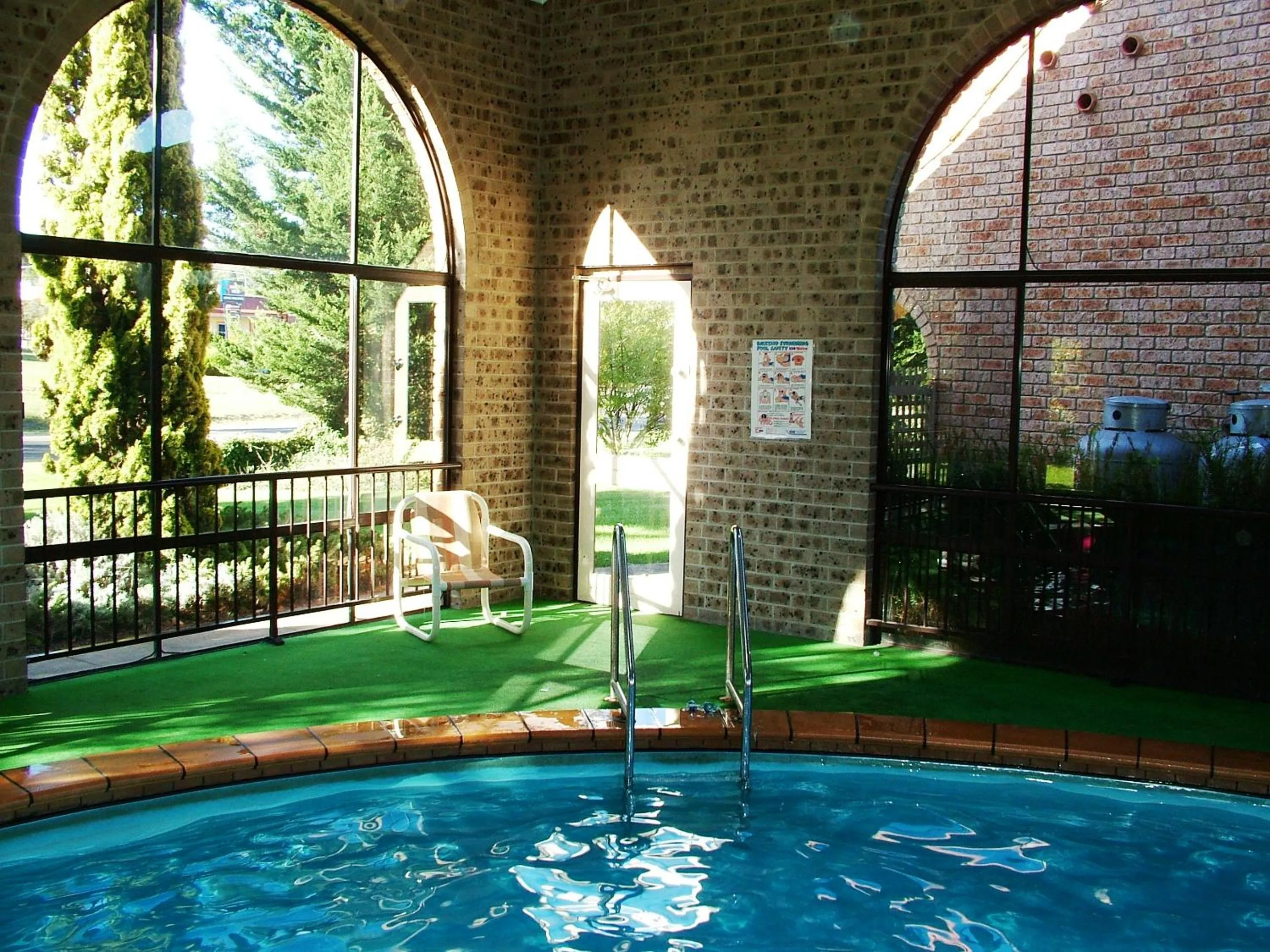Swimming pool in Idlewilde Town & Country Motor Inn