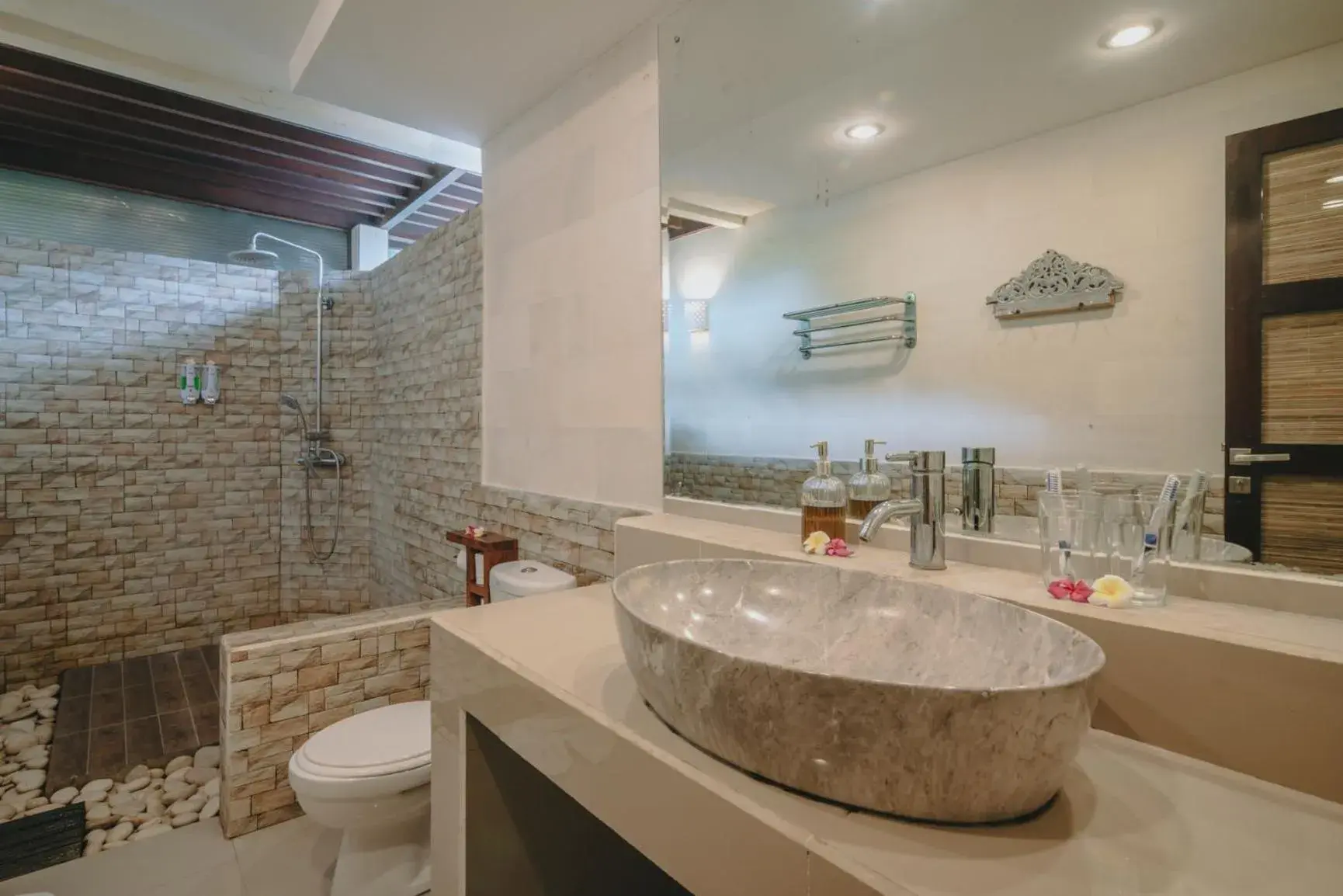 Deluxe Double Room in Frangipani Beach Hotel Deluxe Double Room in Frangipani Beach Hotel