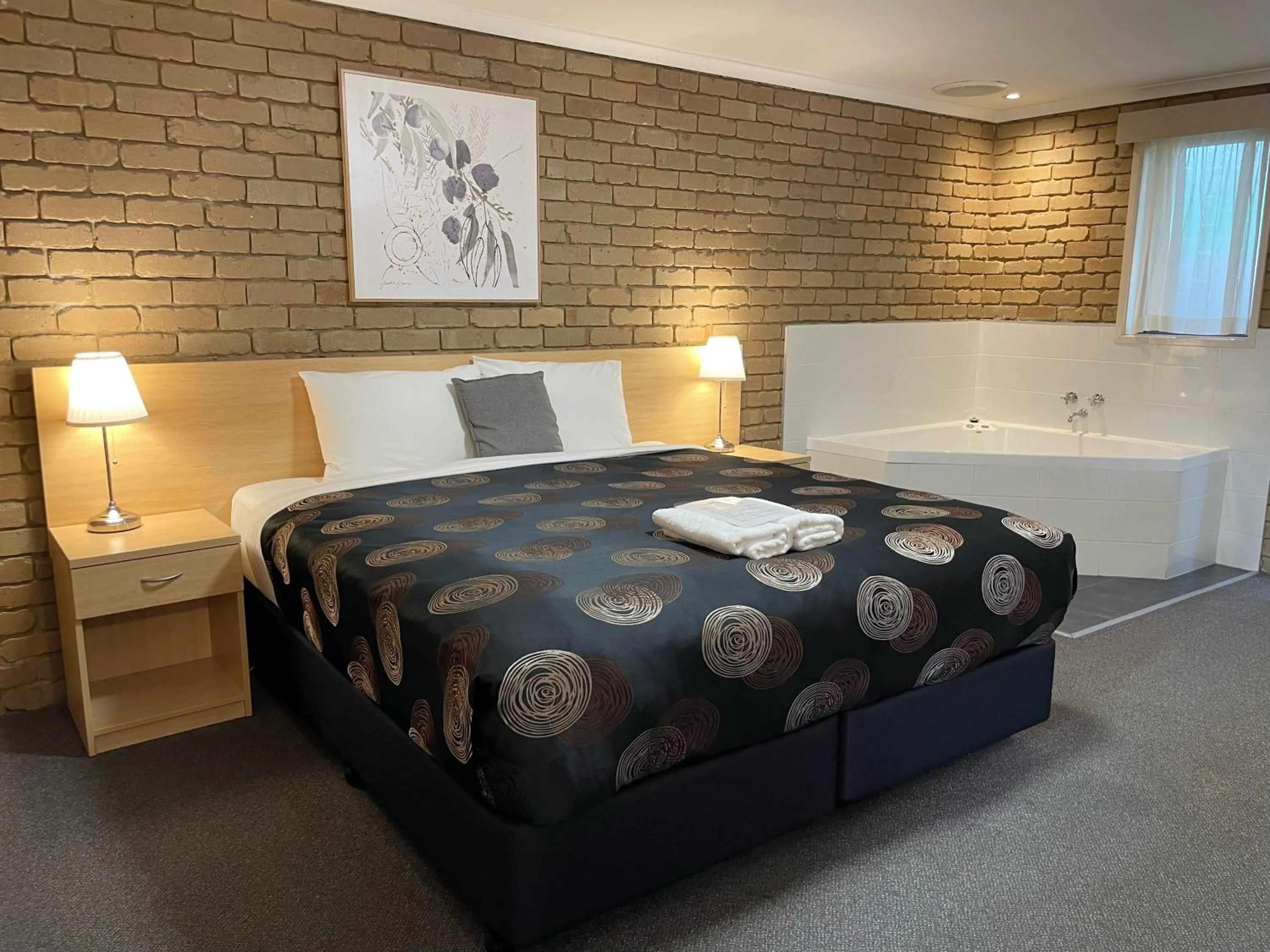Bed in Tropicana Motor Inn