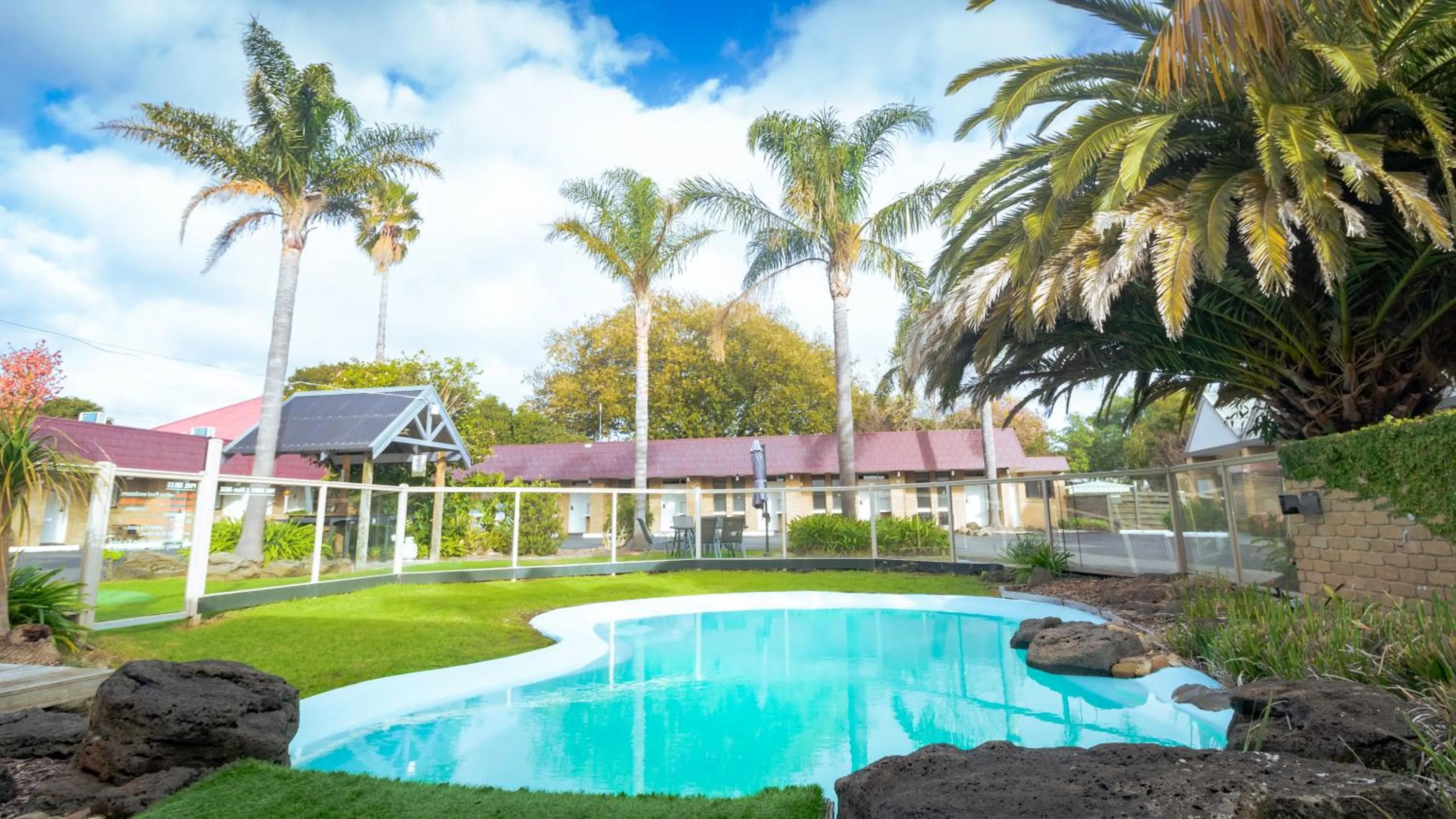 Property building in Tropicana Motor Inn
