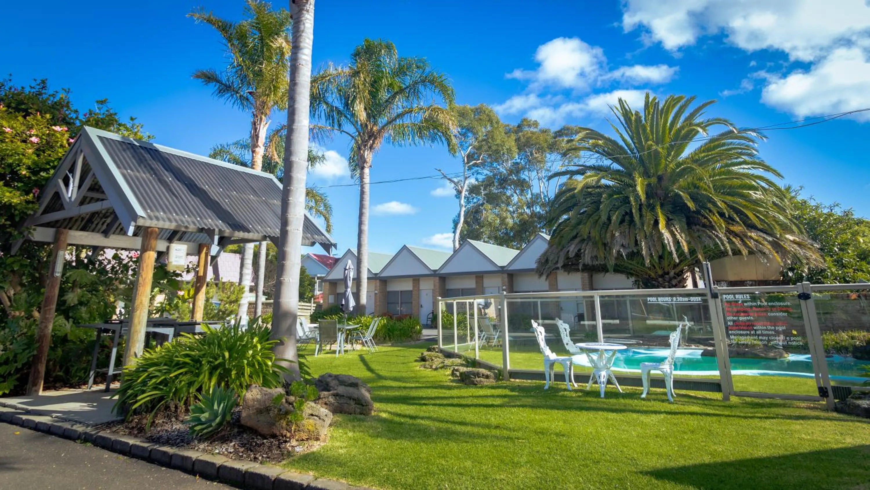 Property building in Tropicana Motor Inn