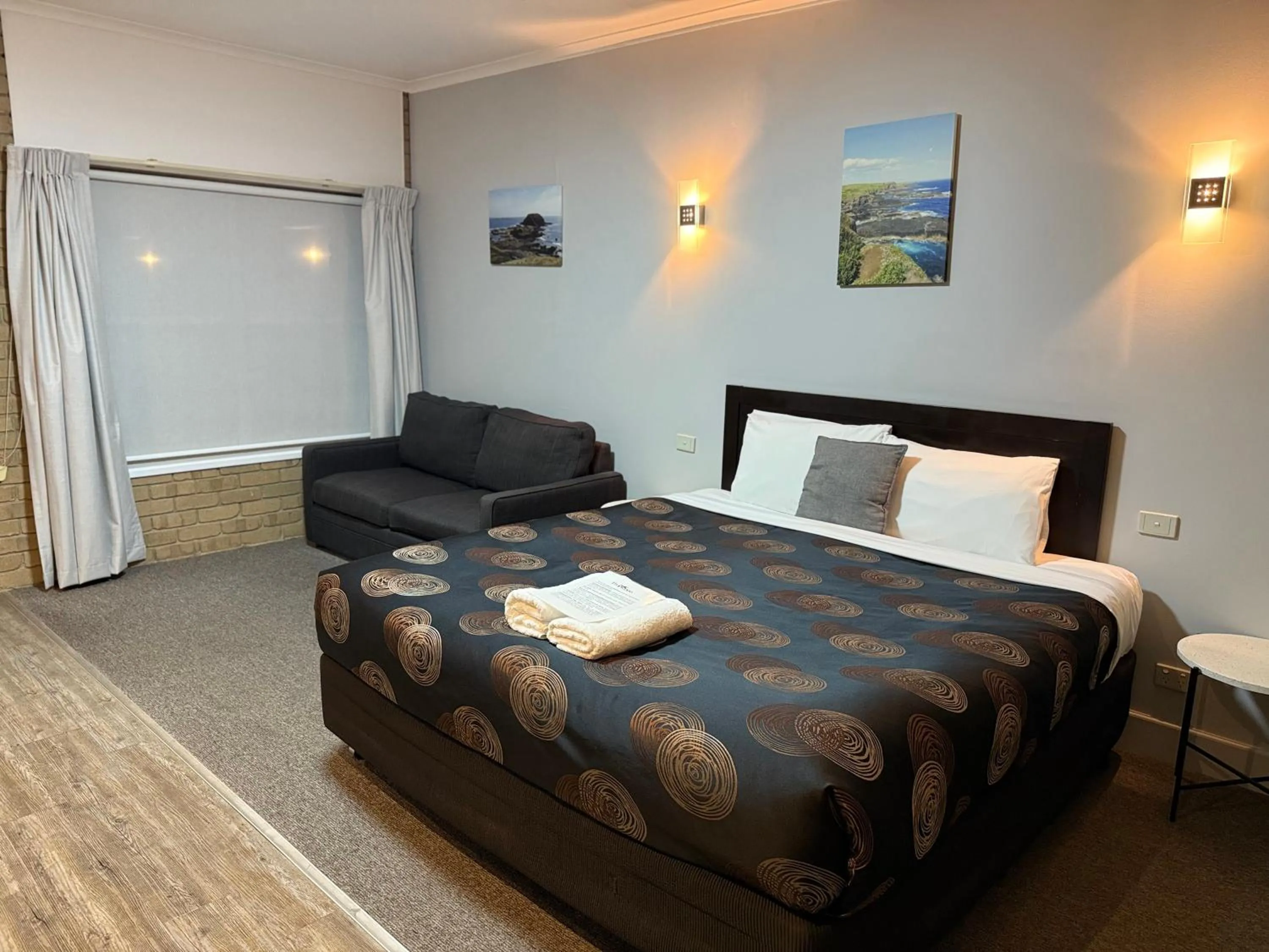 Bed in Tropicana Motor Inn