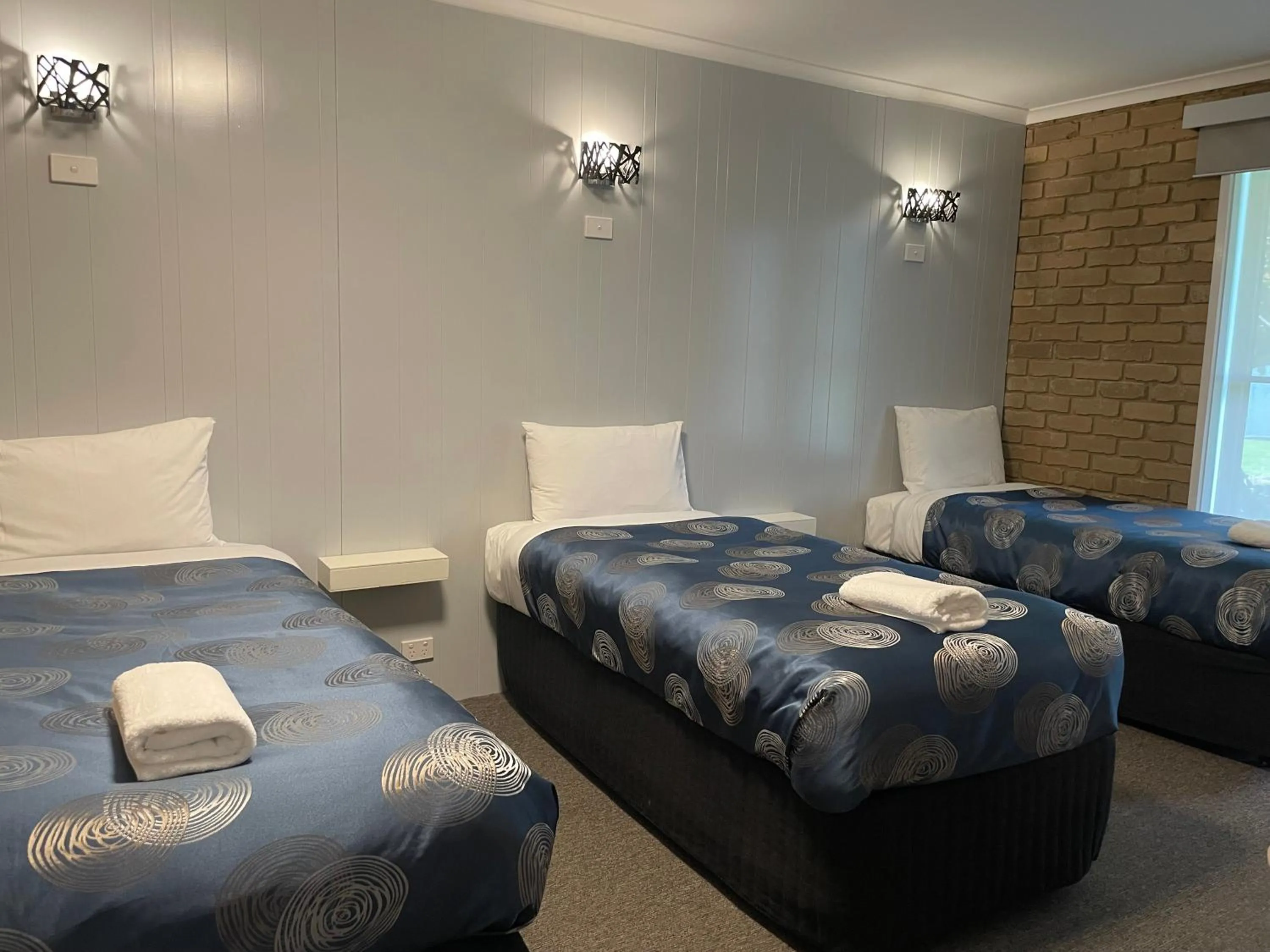 Bed in Tropicana Motor Inn