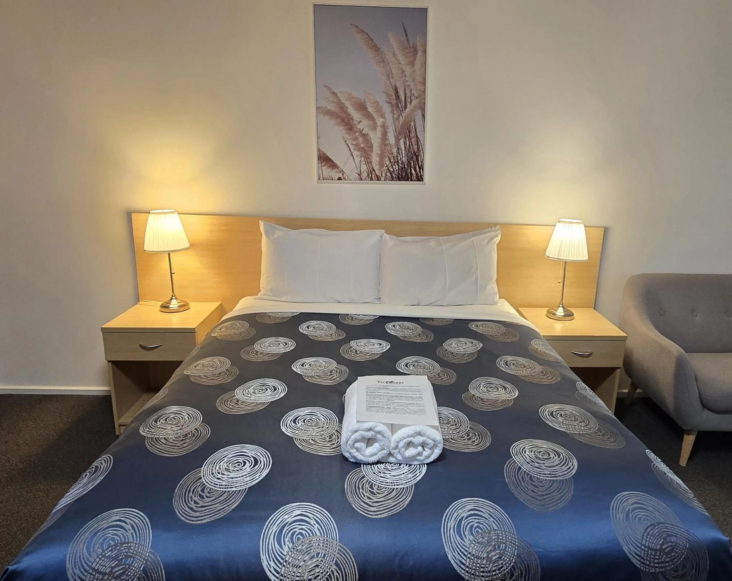 Bed in Tropicana Motor Inn