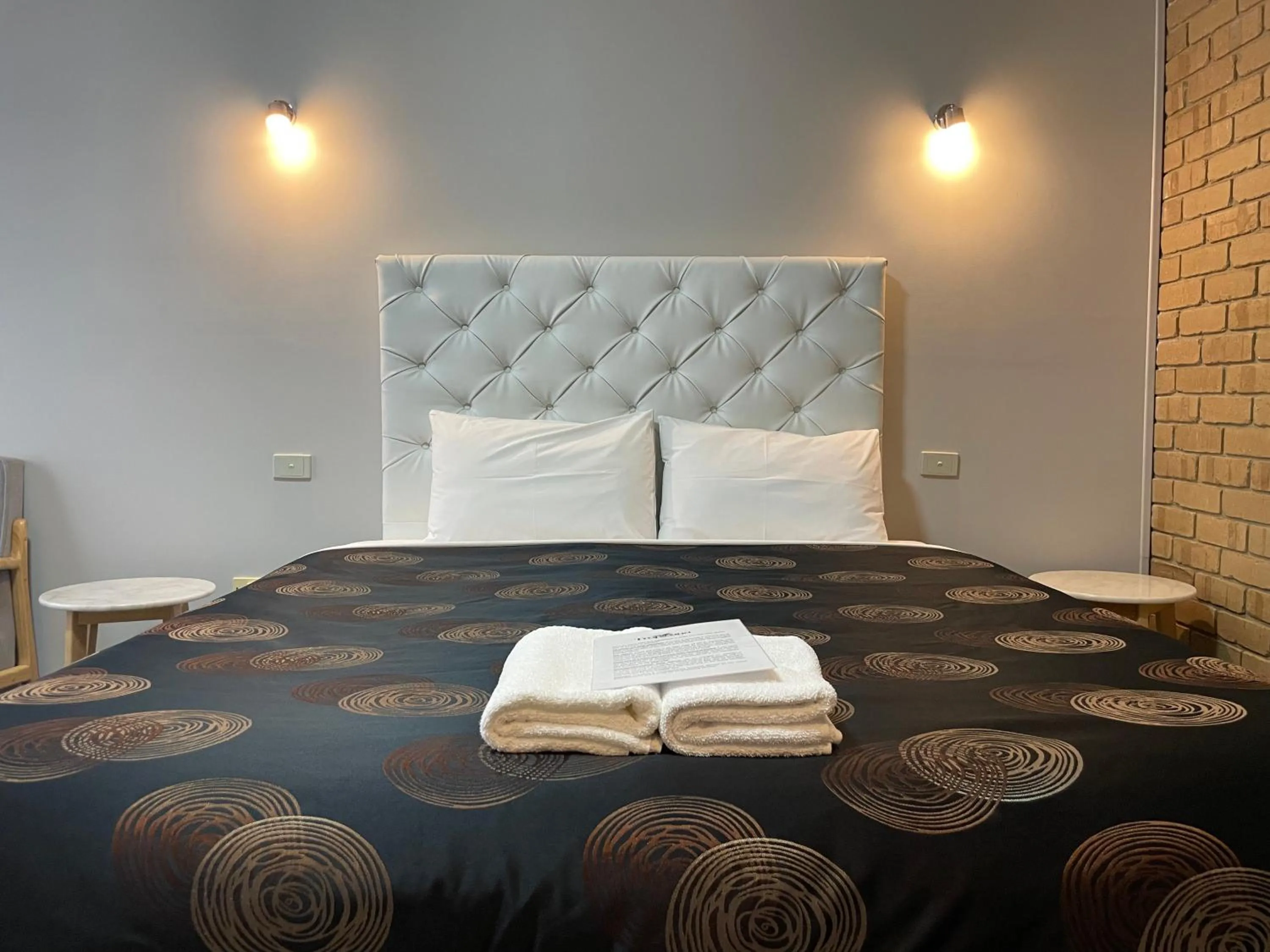 Bed in Tropicana Motor Inn
