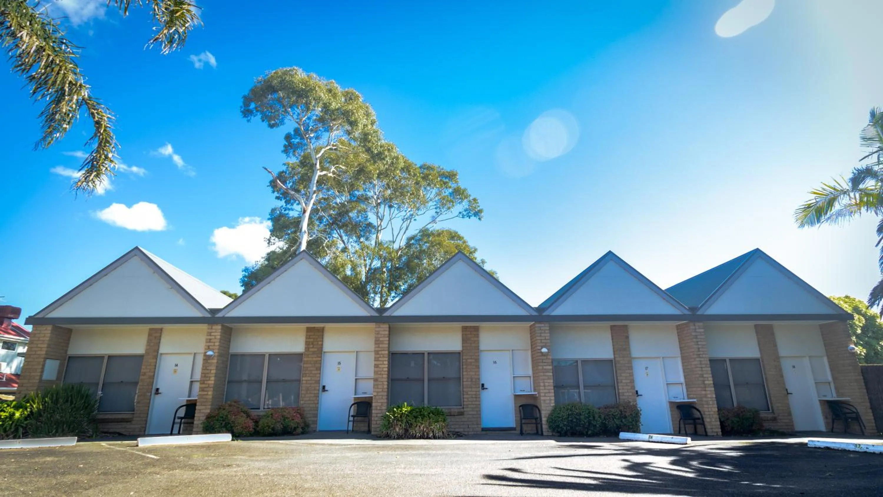 Property building in Tropicana Motor Inn