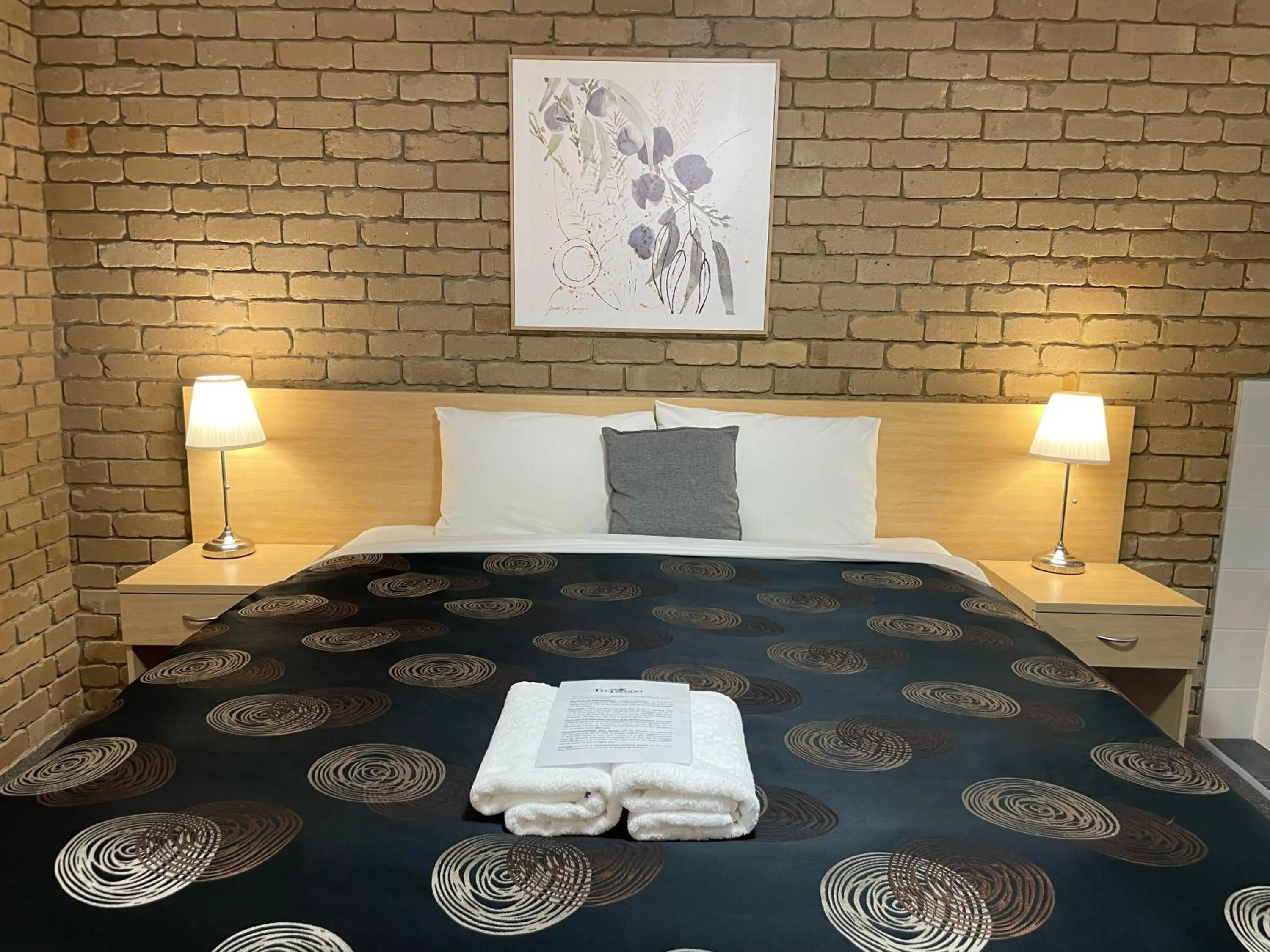 Bed in Tropicana Motor Inn