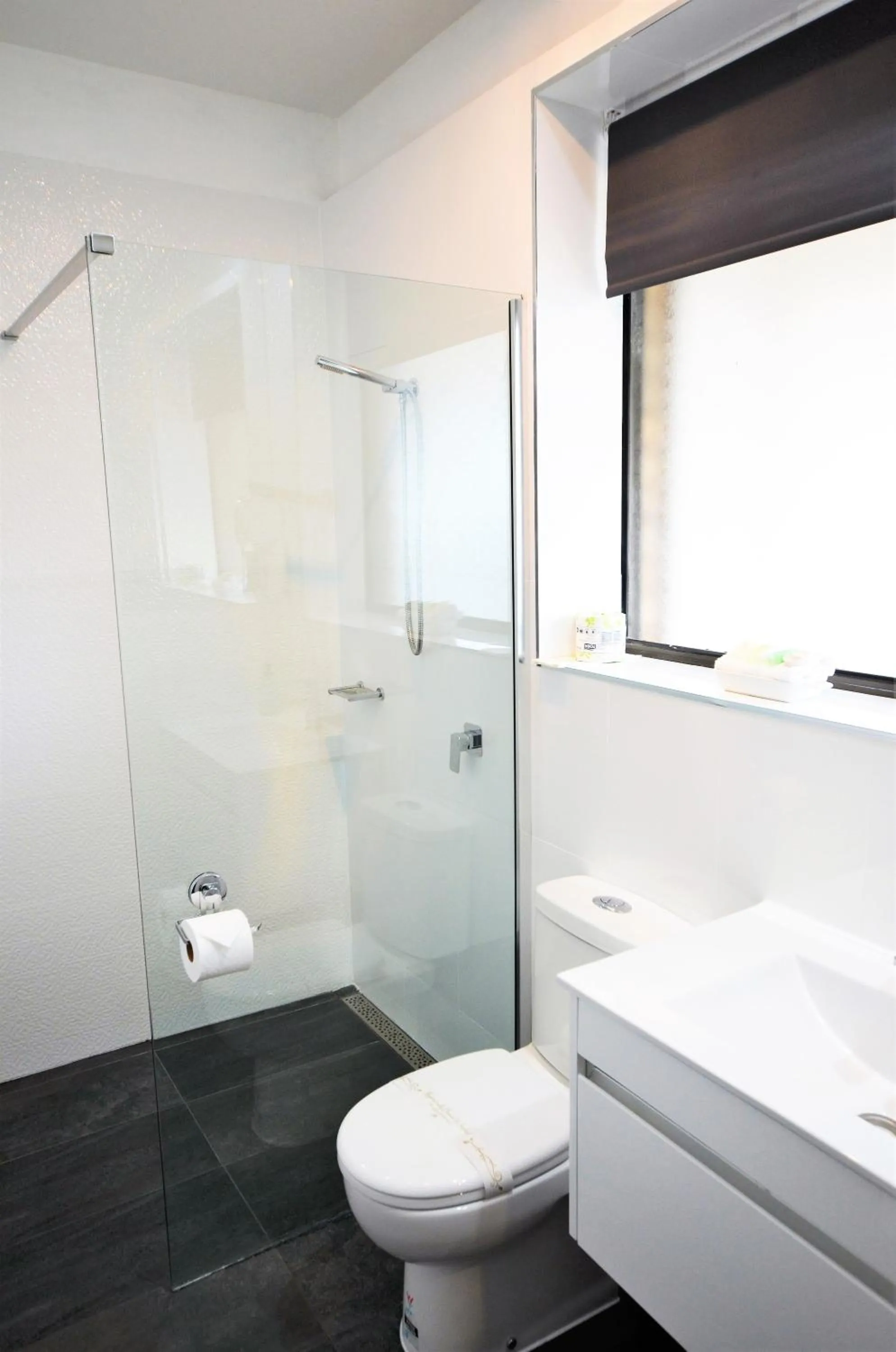 Bathroom in Tropicana Motor Inn