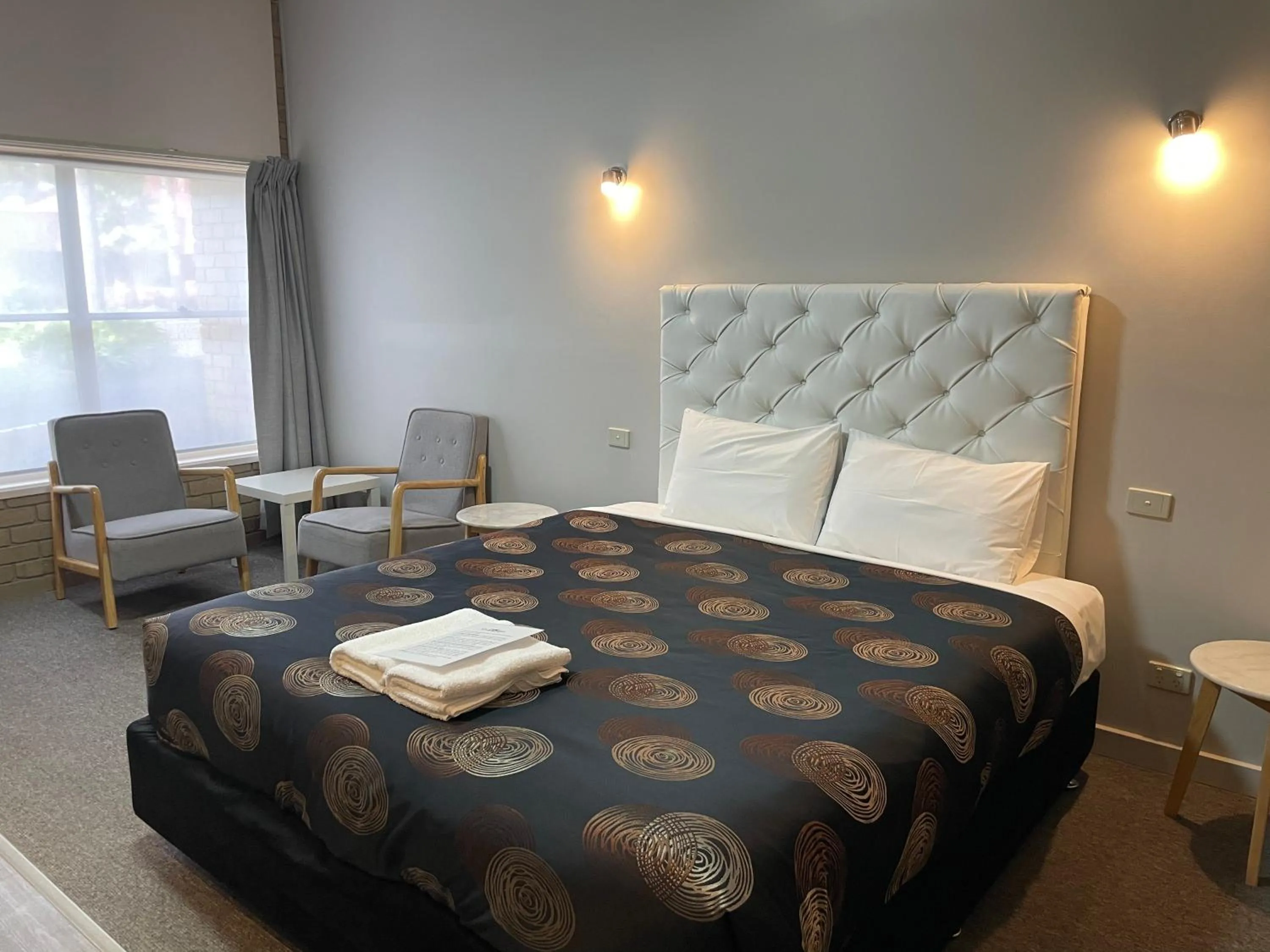 Bed in Tropicana Motor Inn