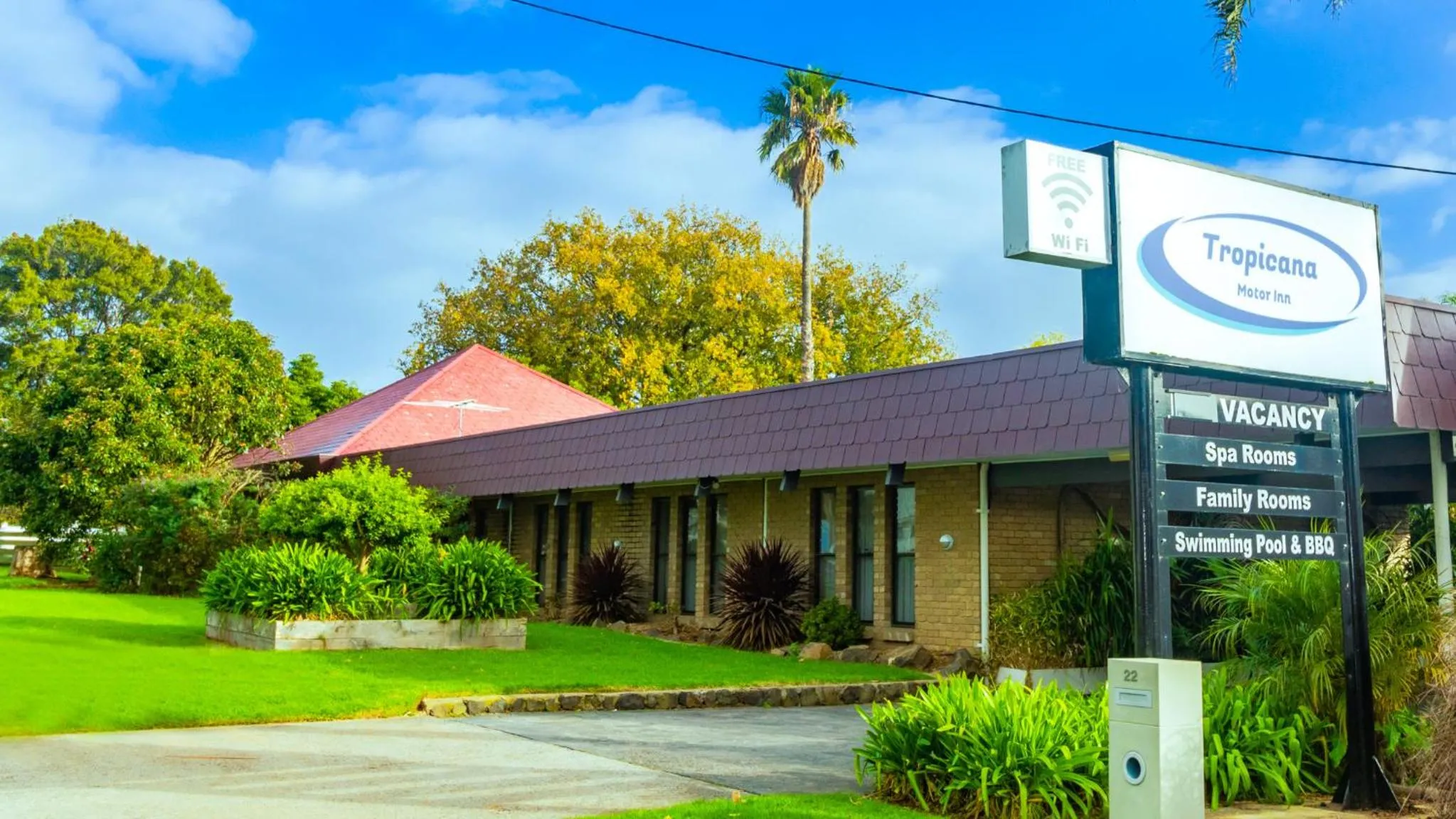 Property building in Tropicana Motor Inn