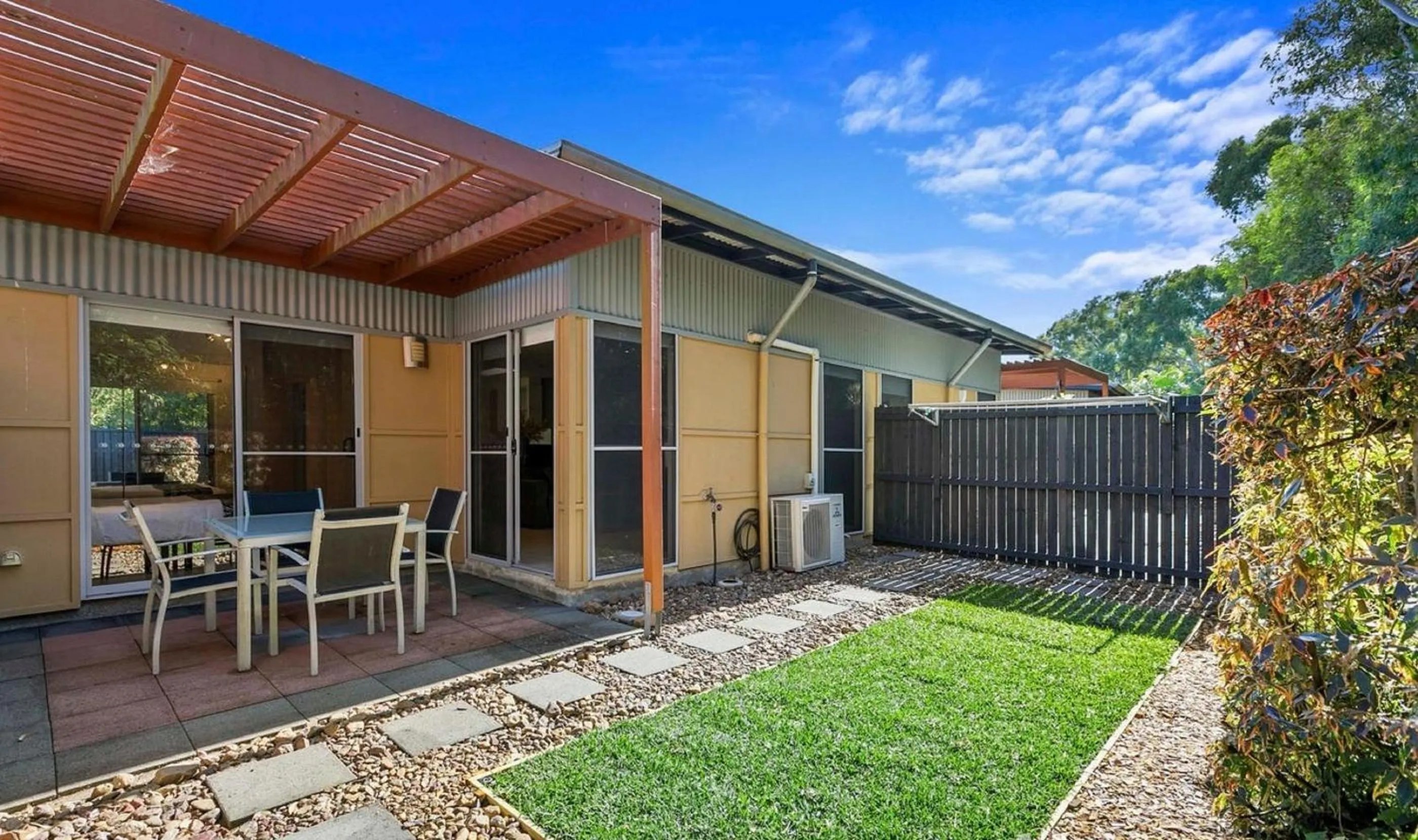 Inner courtyard view in Quarterdecks Retreat