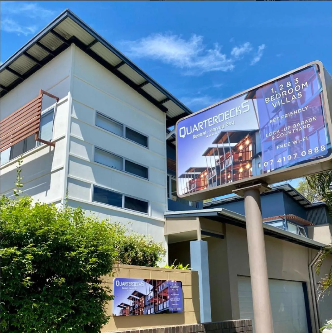 Facade/entrance in Quarterdecks Retreat