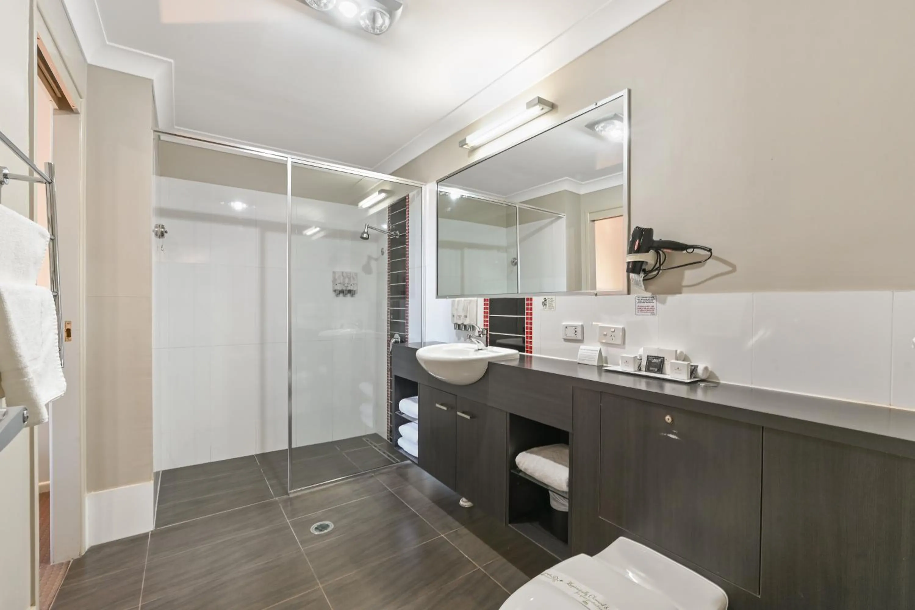 Shower in Platinum International