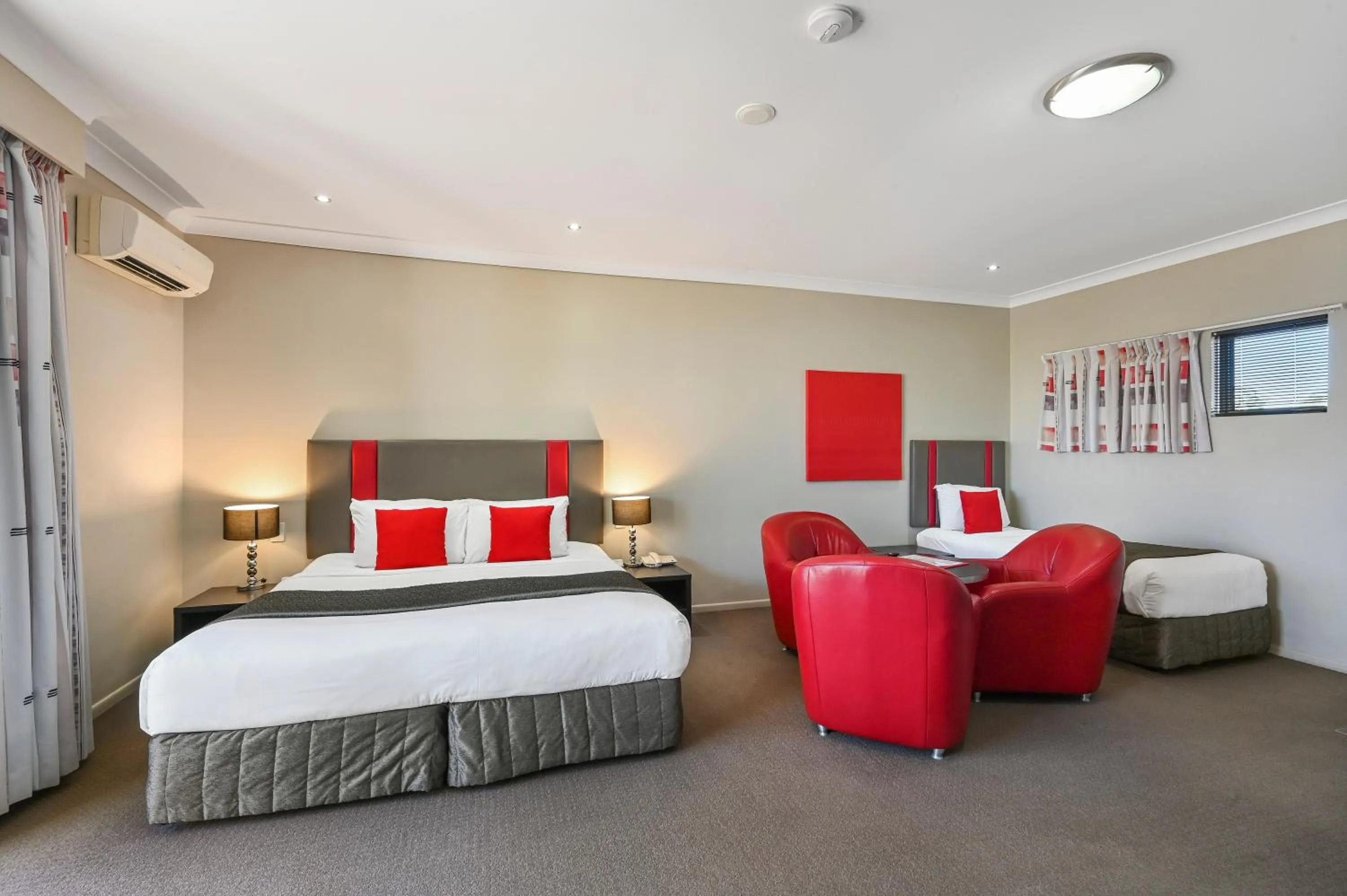 Photo of the whole room, Bed in Platinum International